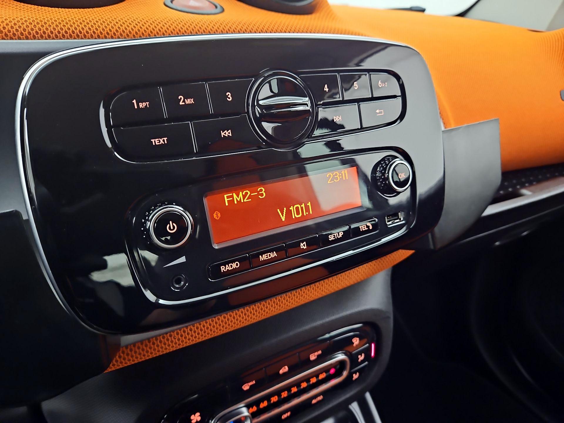 Thumbnail: 2016 smart fortwo - 14