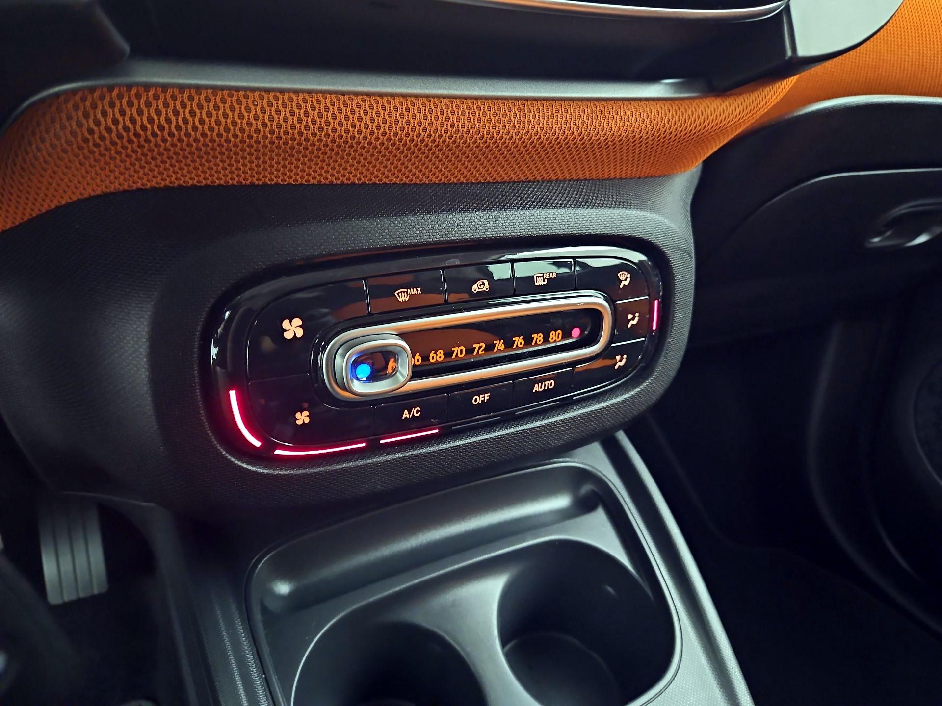 Thumbnail: 2016 smart fortwo - 15
