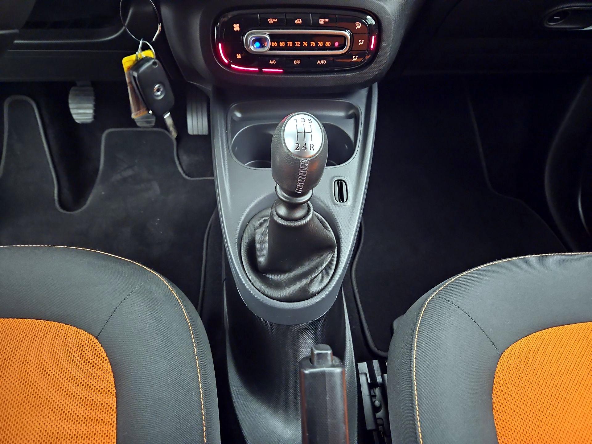 Thumbnail: 2016 smart fortwo - 16