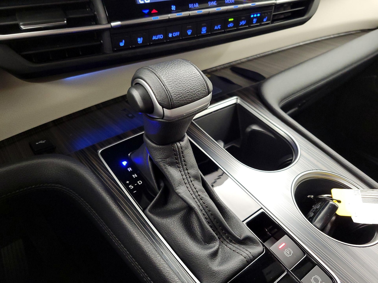2023 Toyota Sienna Platinum - Photo 19