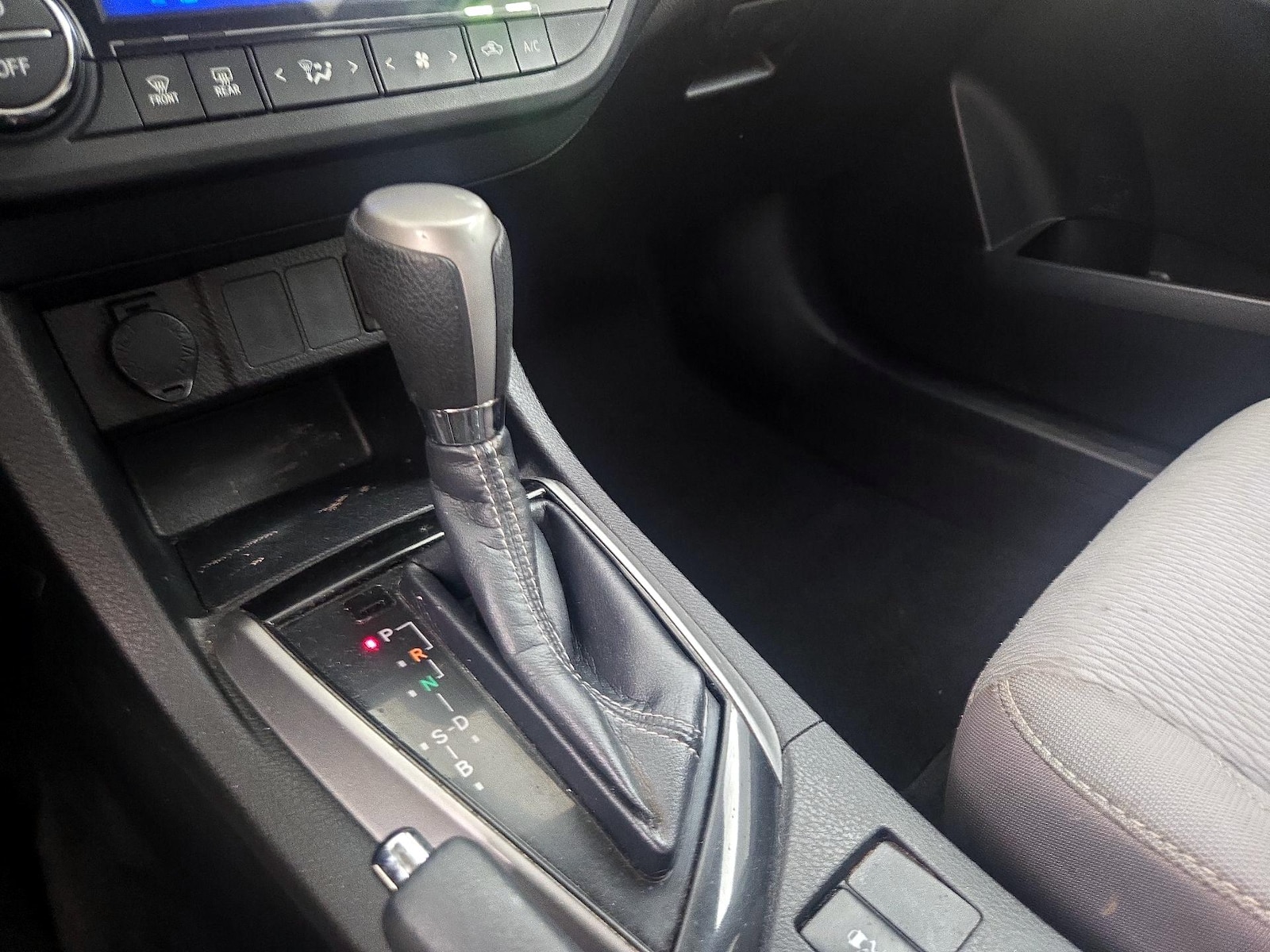 2016 Toyota Corolla L - Photo 18