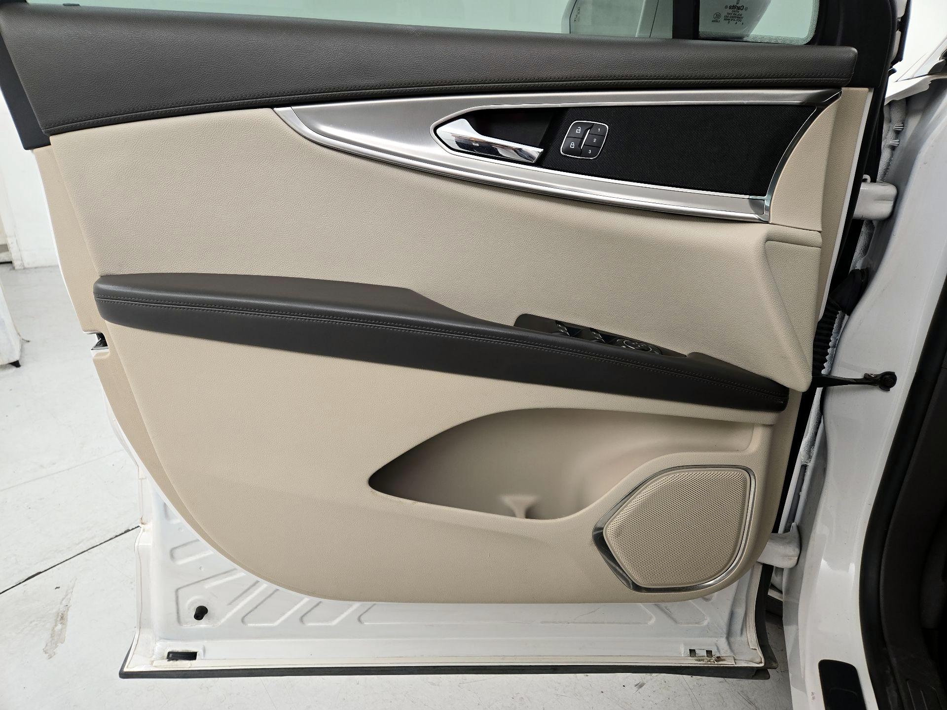 Thumbnail: 2019 Lincoln Nautilus - 12