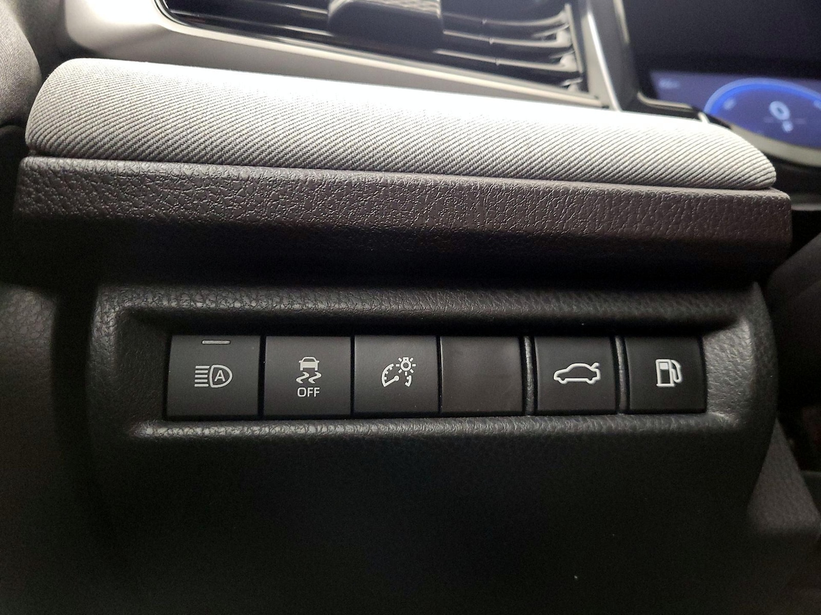 2025 Toyota Camry LE - Photo 14