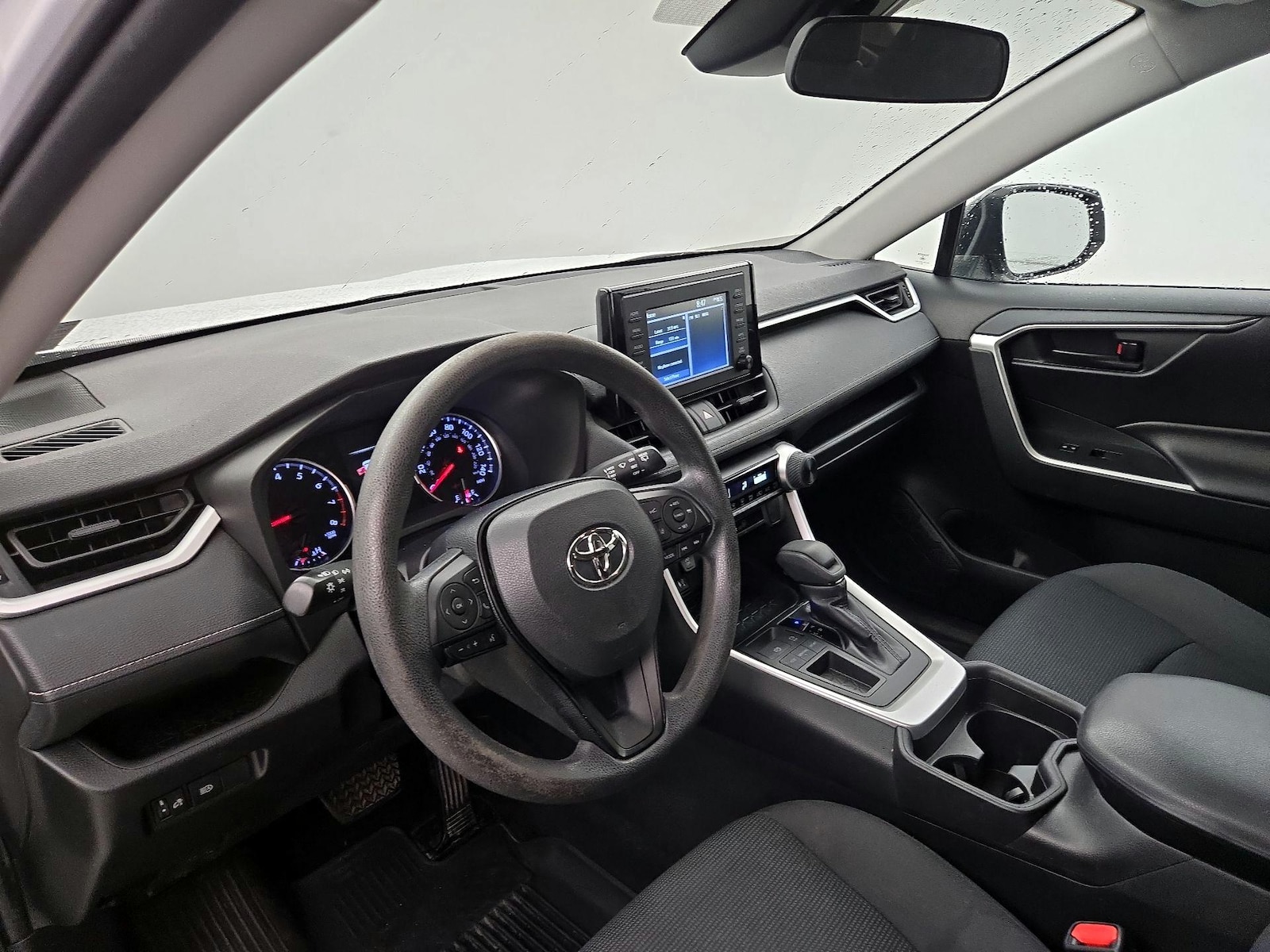 2019 Toyota RAV4 LE - Photo 10