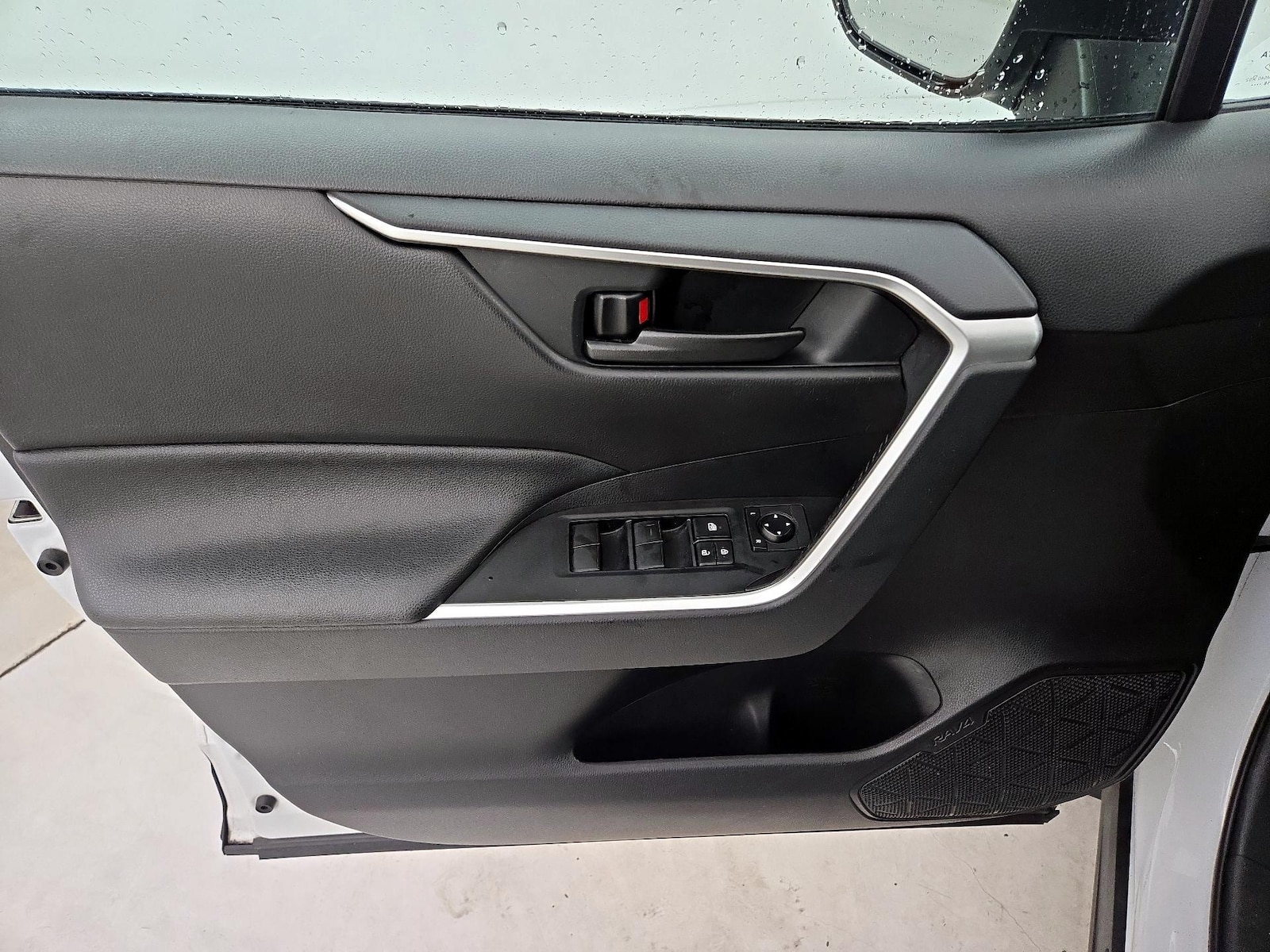 2019 Toyota RAV4 LE - Photo 13