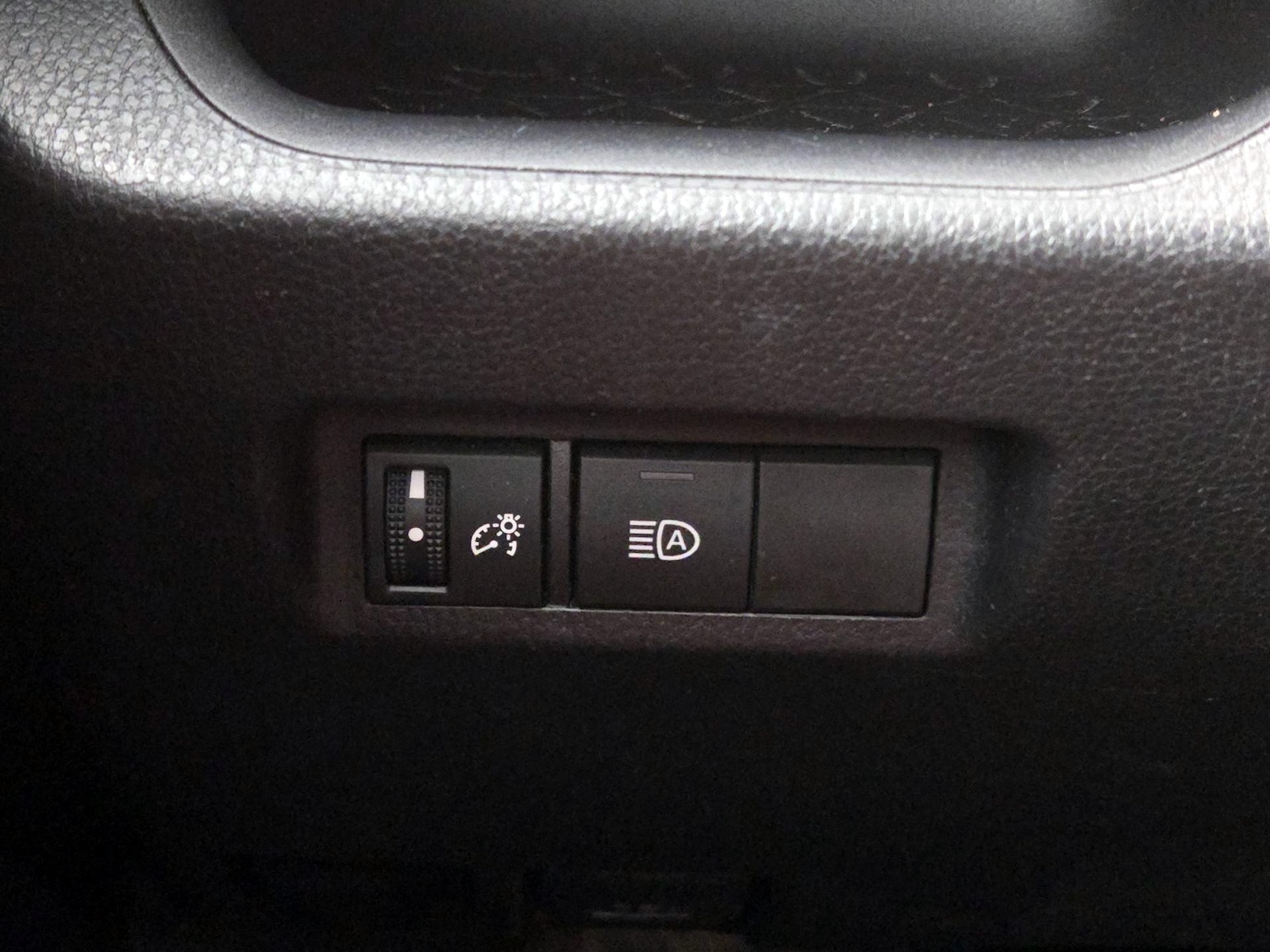 2019 Toyota RAV4 LE - Photo 14