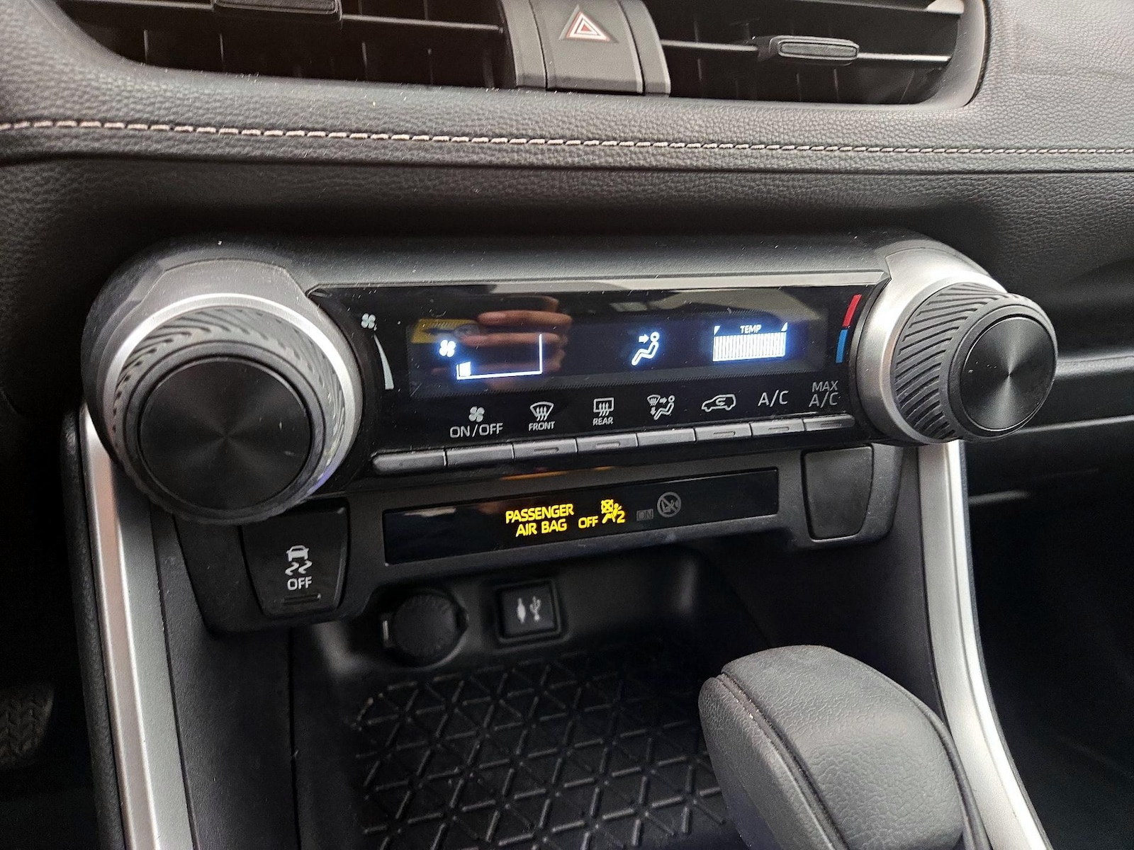 2019 Toyota RAV4 LE - Photo 17