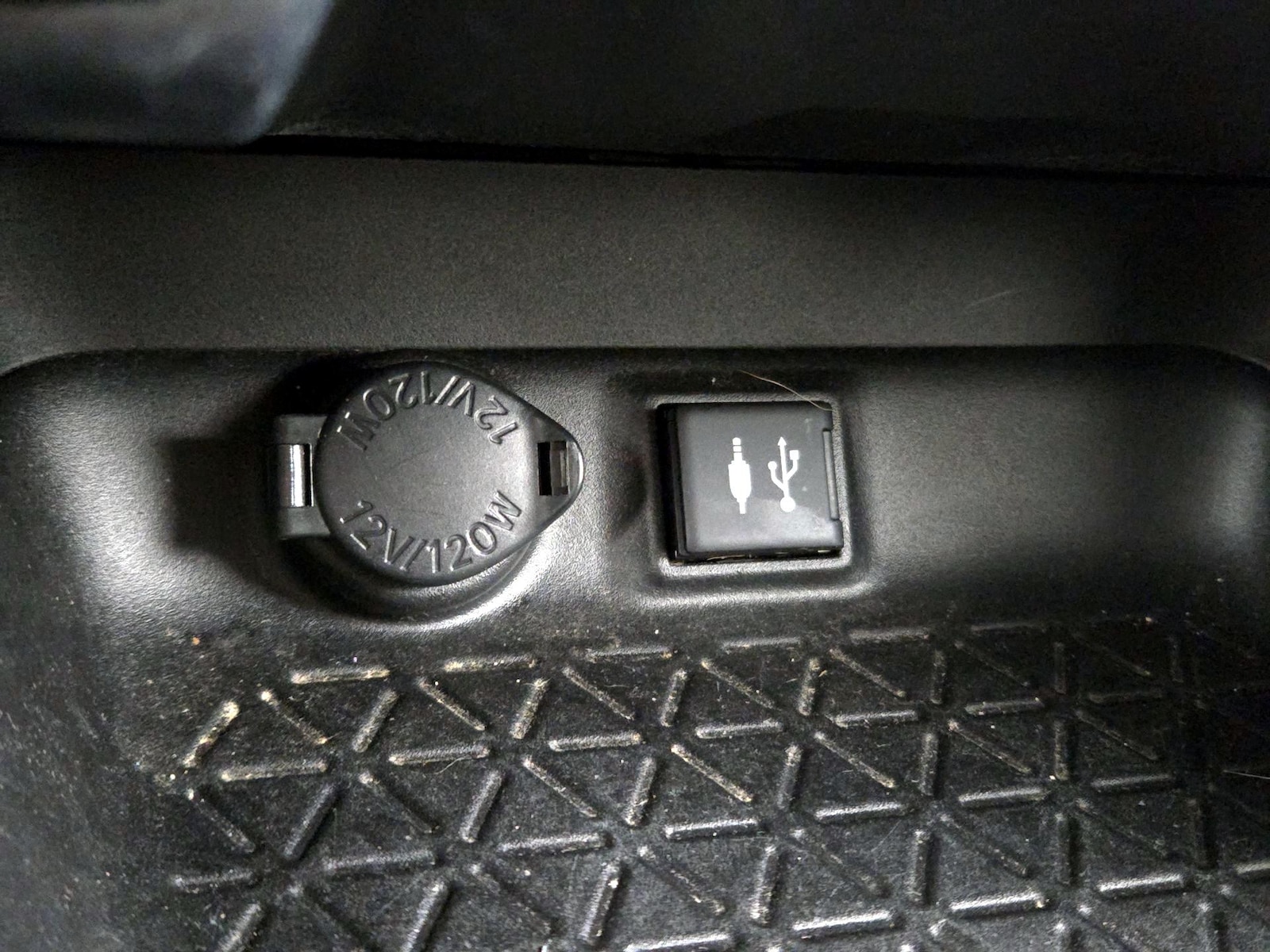 2019 Toyota RAV4 LE - Photo 19