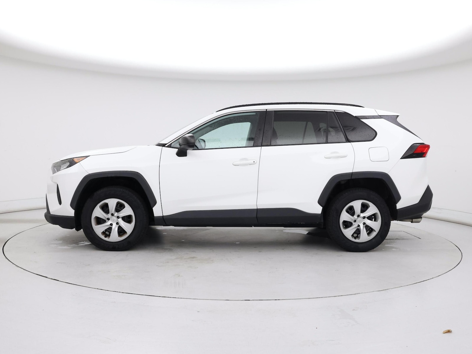 2019 Toyota RAV4 LE - Photo 4