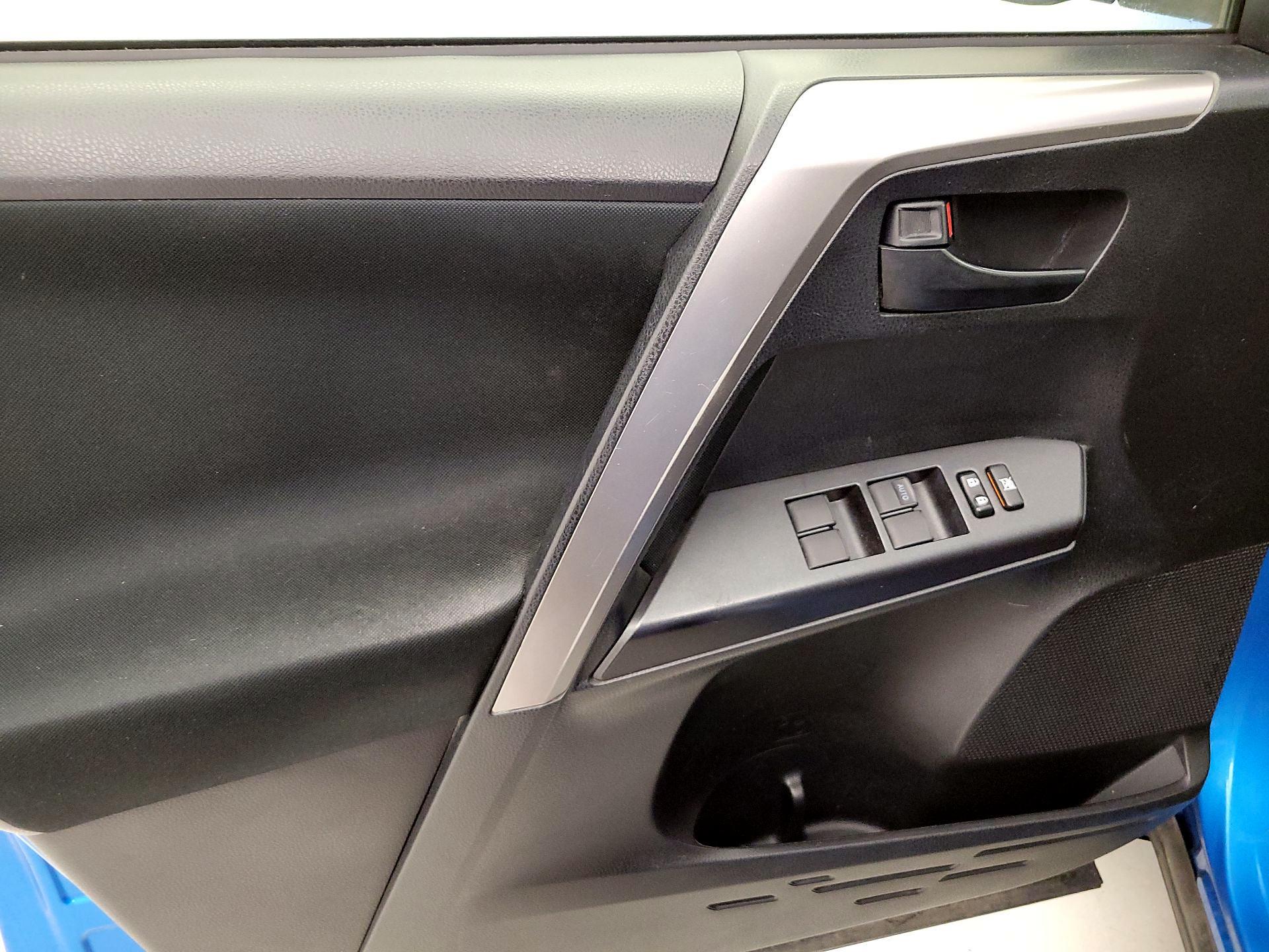 Thumbnail: 2016 Toyota RAV4 - 12