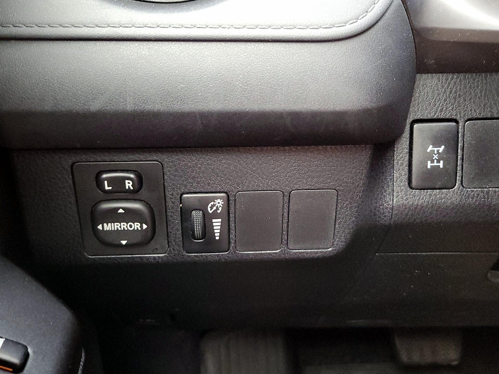 Thumbnail: 2016 Toyota RAV4 - 13