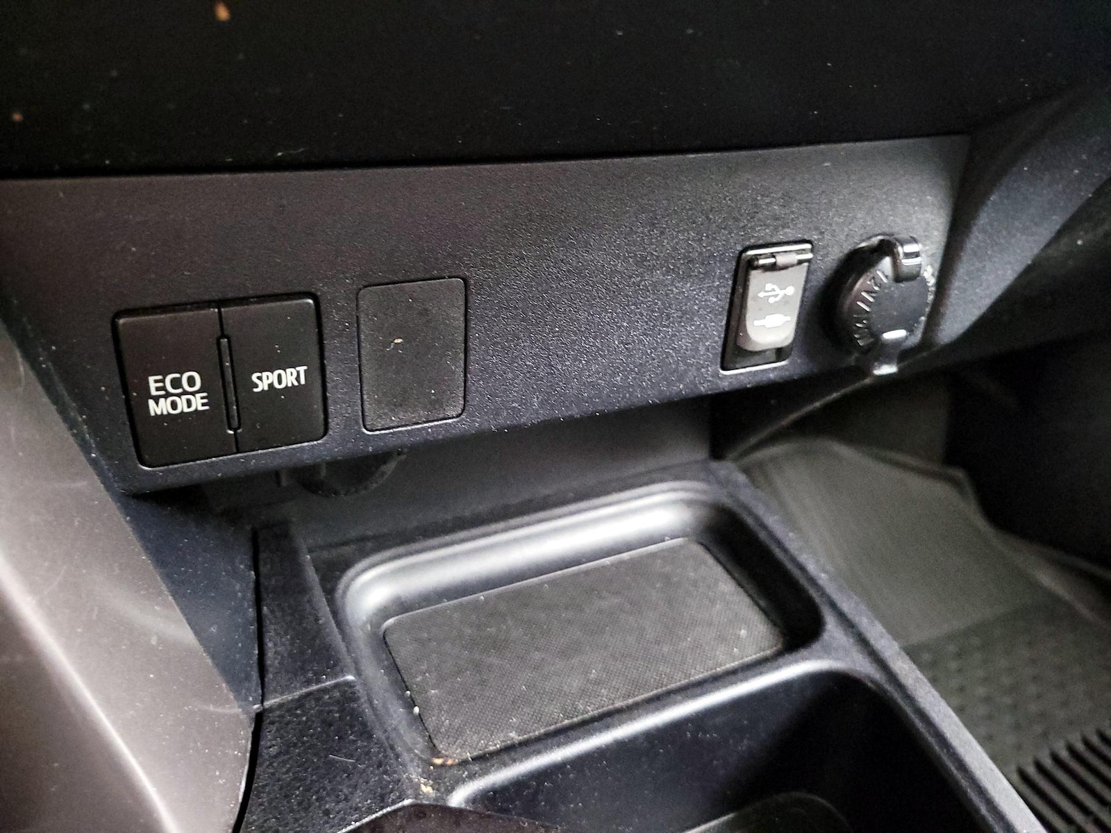 2016 Toyota RAV4 LE - Photo 19