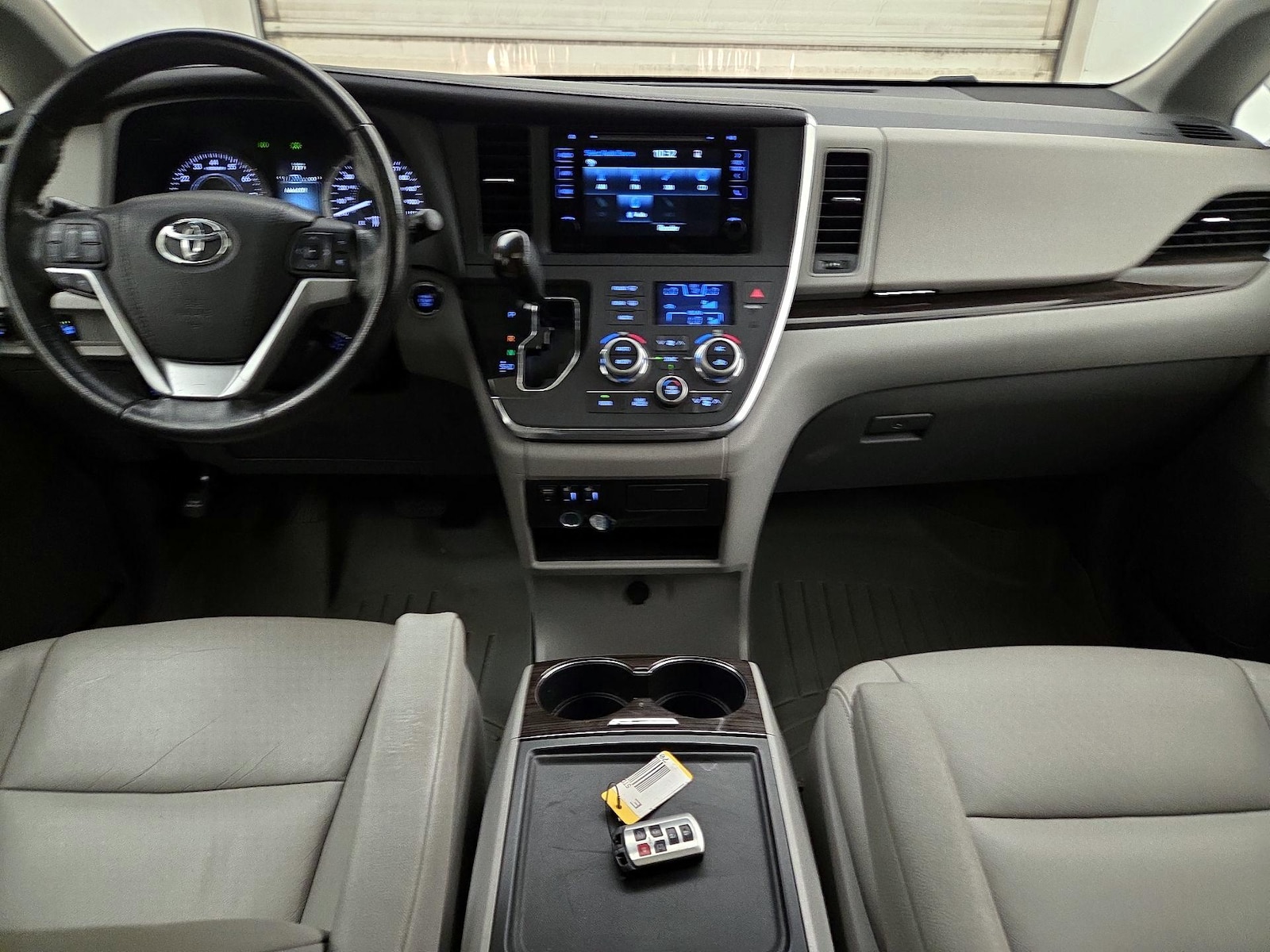 2015 Toyota Sienna XLE - Photo 10