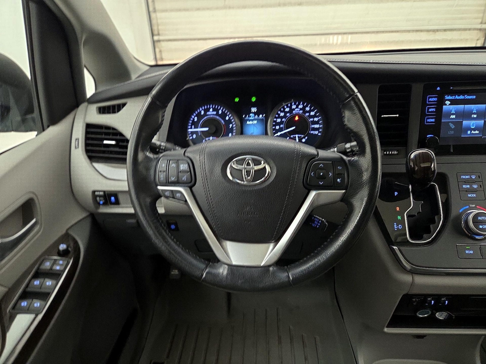 2015 Toyota Sienna XLE - Photo 11