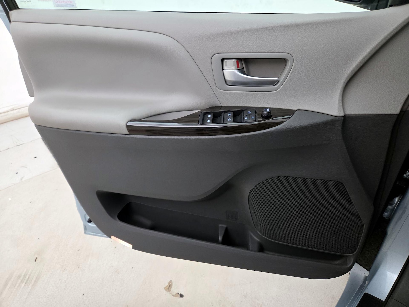 2015 Toyota Sienna XLE - Photo 13