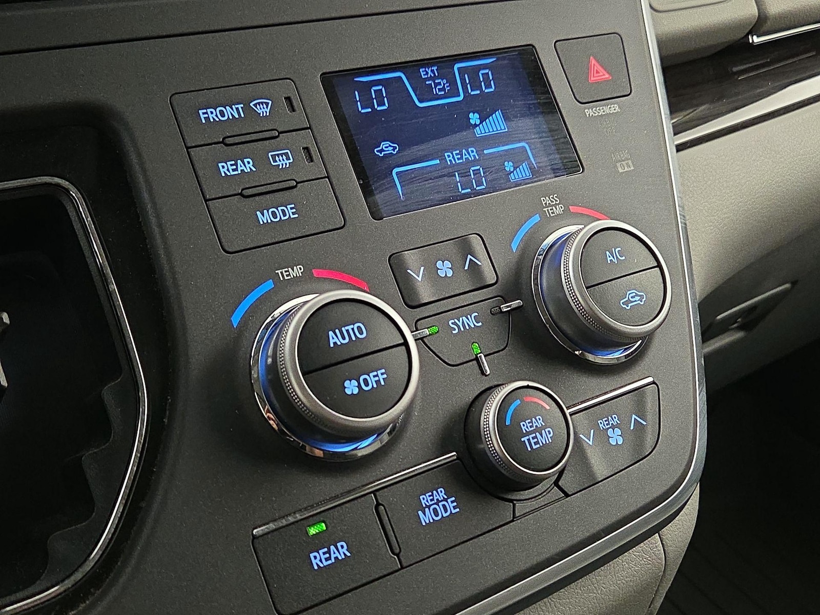 2015 Toyota Sienna XLE - Photo 17