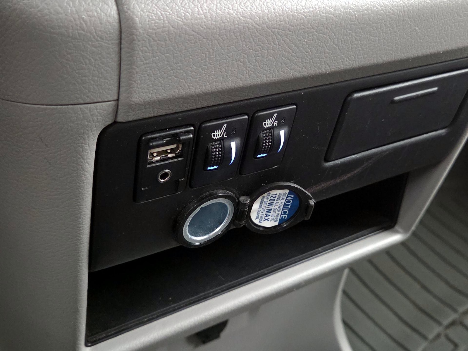 2015 Toyota Sienna XLE - Photo 19