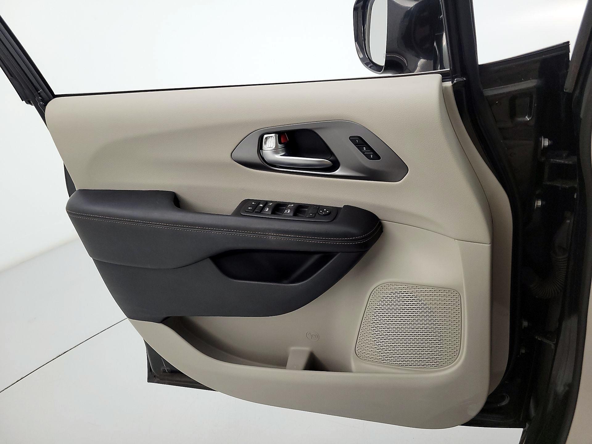 Thumbnail: 2020 Chrysler Pacifica - 12