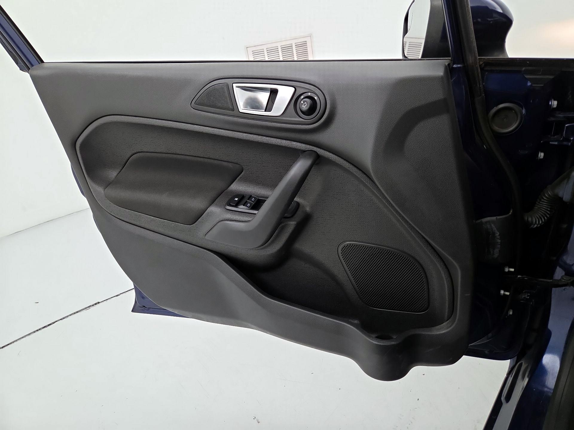 Thumbnail: 2016 Ford Fiesta - 12