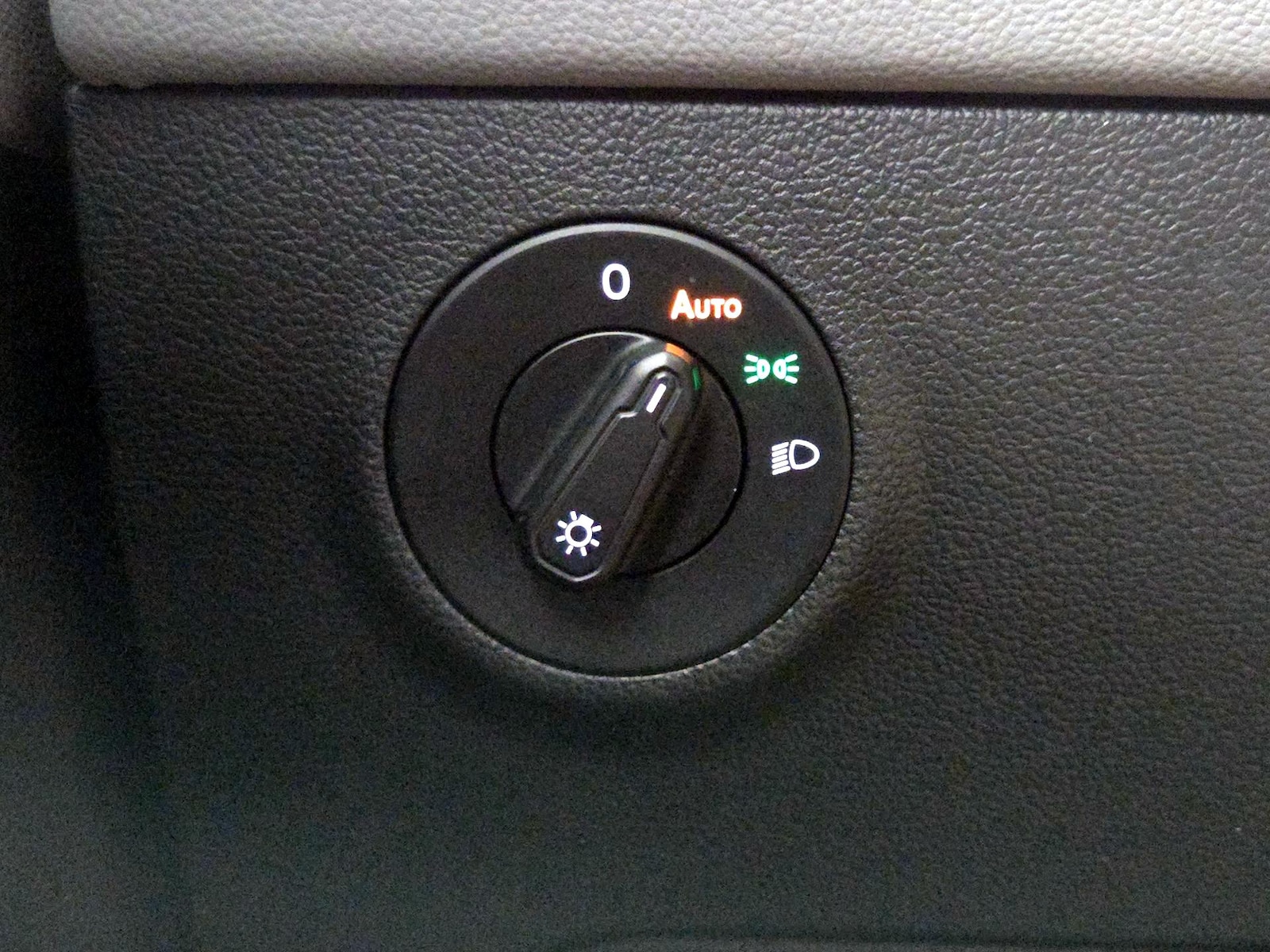 2023 Volkswagen Taos SE - Photo 14