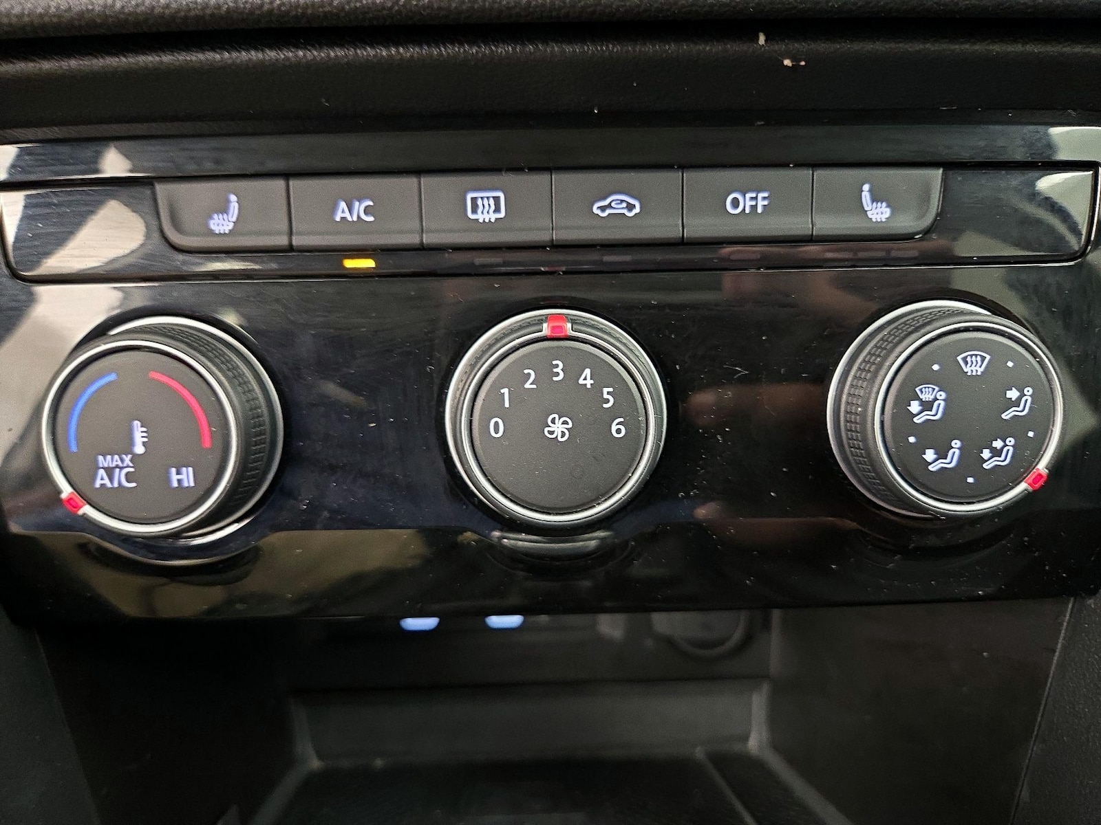 2023 Volkswagen Taos SE - Photo 17