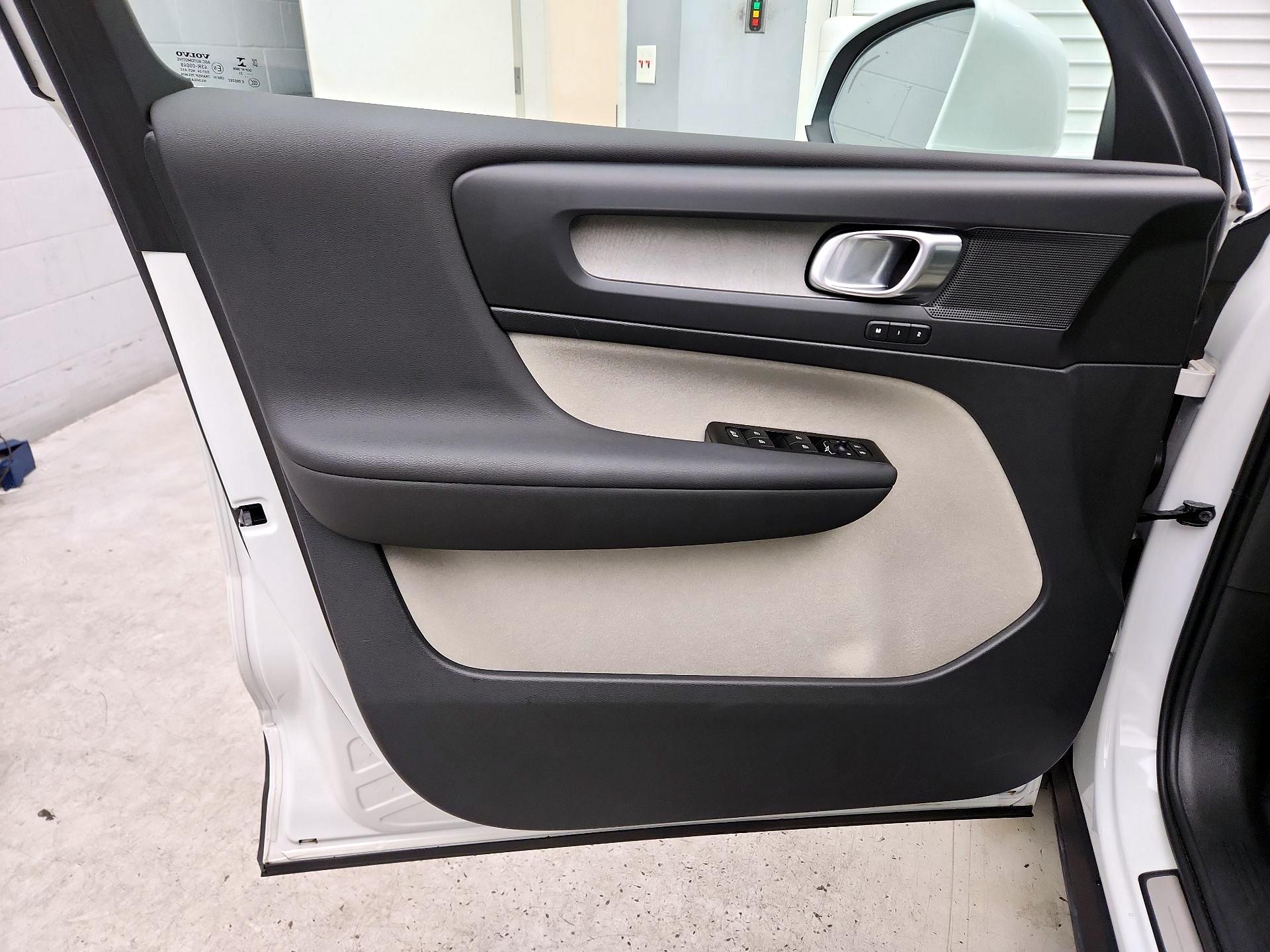 Thumbnail: 2021 Volvo XC40 - 12