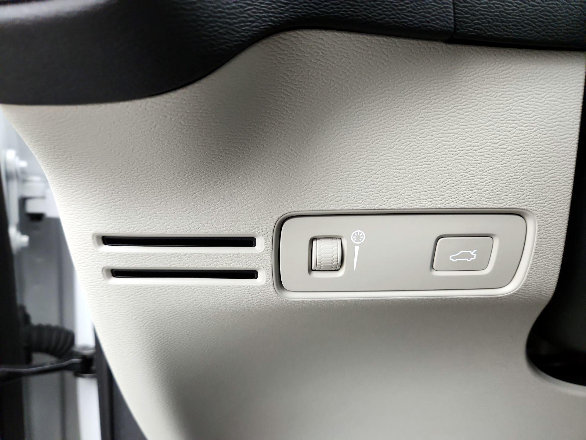 Thumbnail: 2021 Volvo XC40 - 13