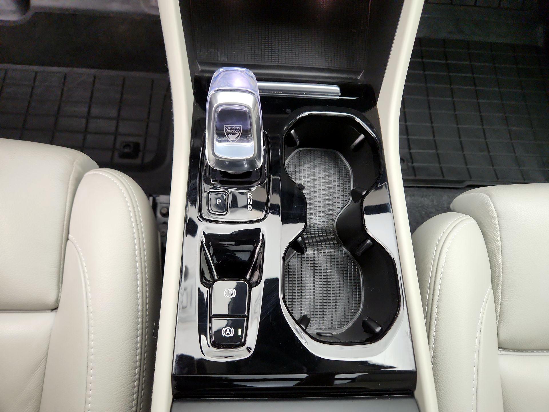 Thumbnail: 2021 Volvo XC40 - 17