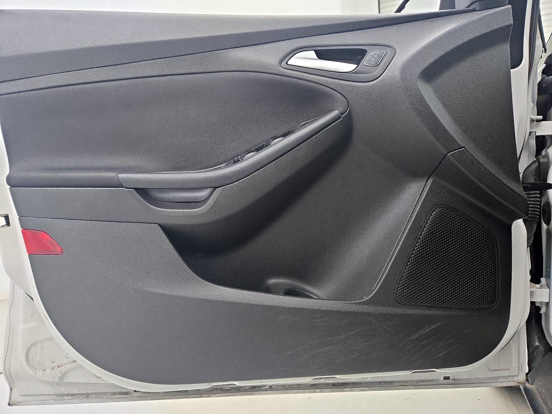 Thumbnail: 2016 Ford Focus - 12