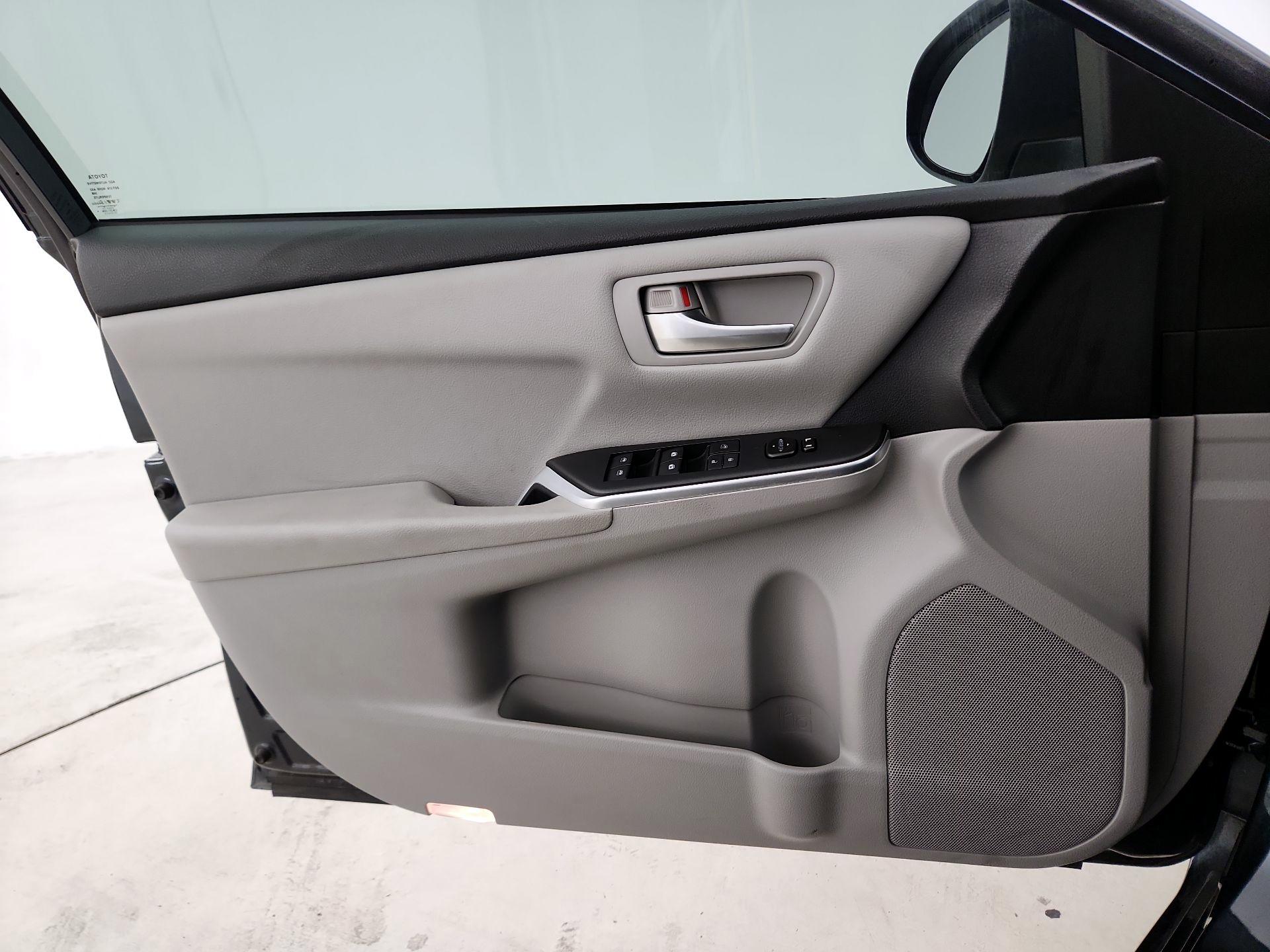 Thumbnail: 2015 Toyota Camry - 12
