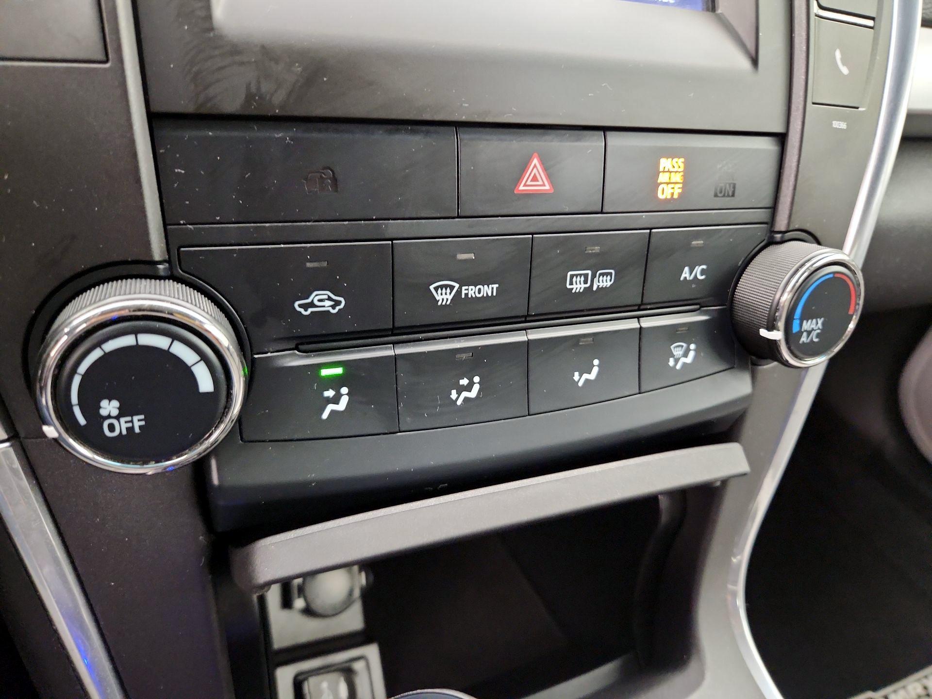 Thumbnail: 2015 Toyota Camry - 16