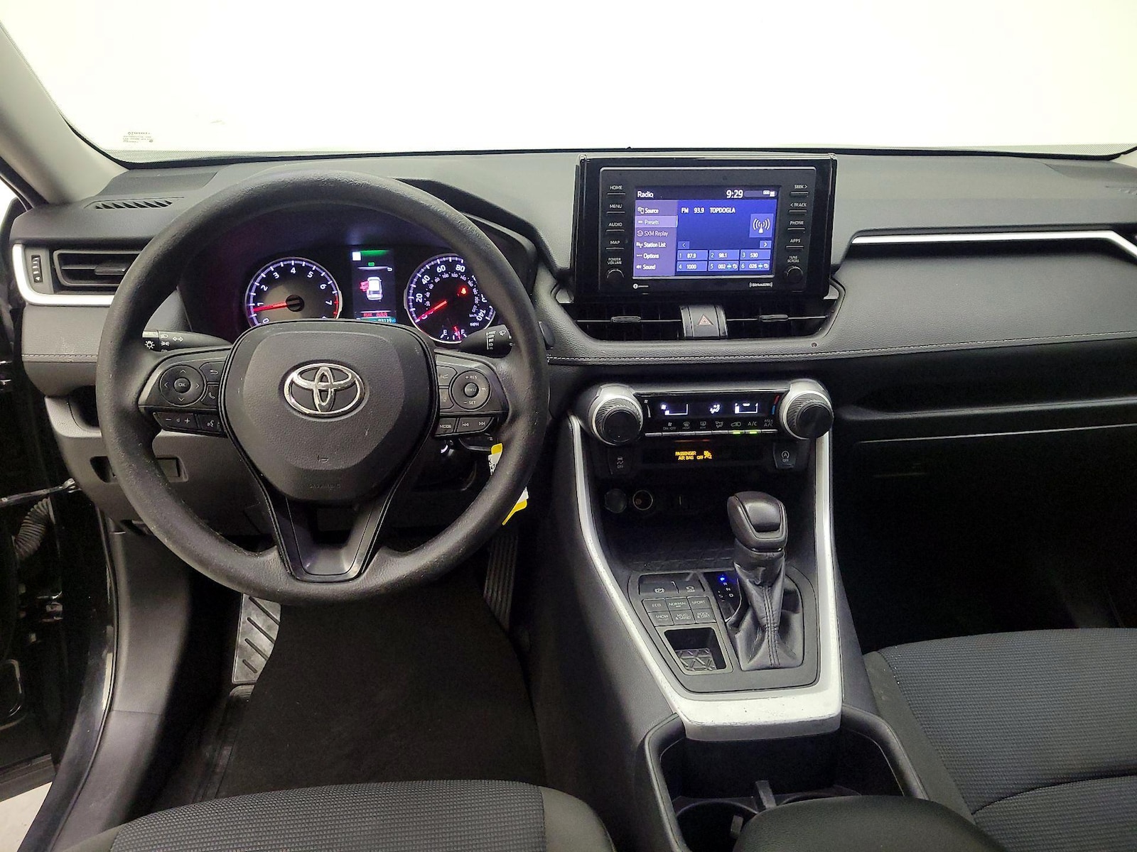 2022 Toyota RAV4 LE - Photo 10