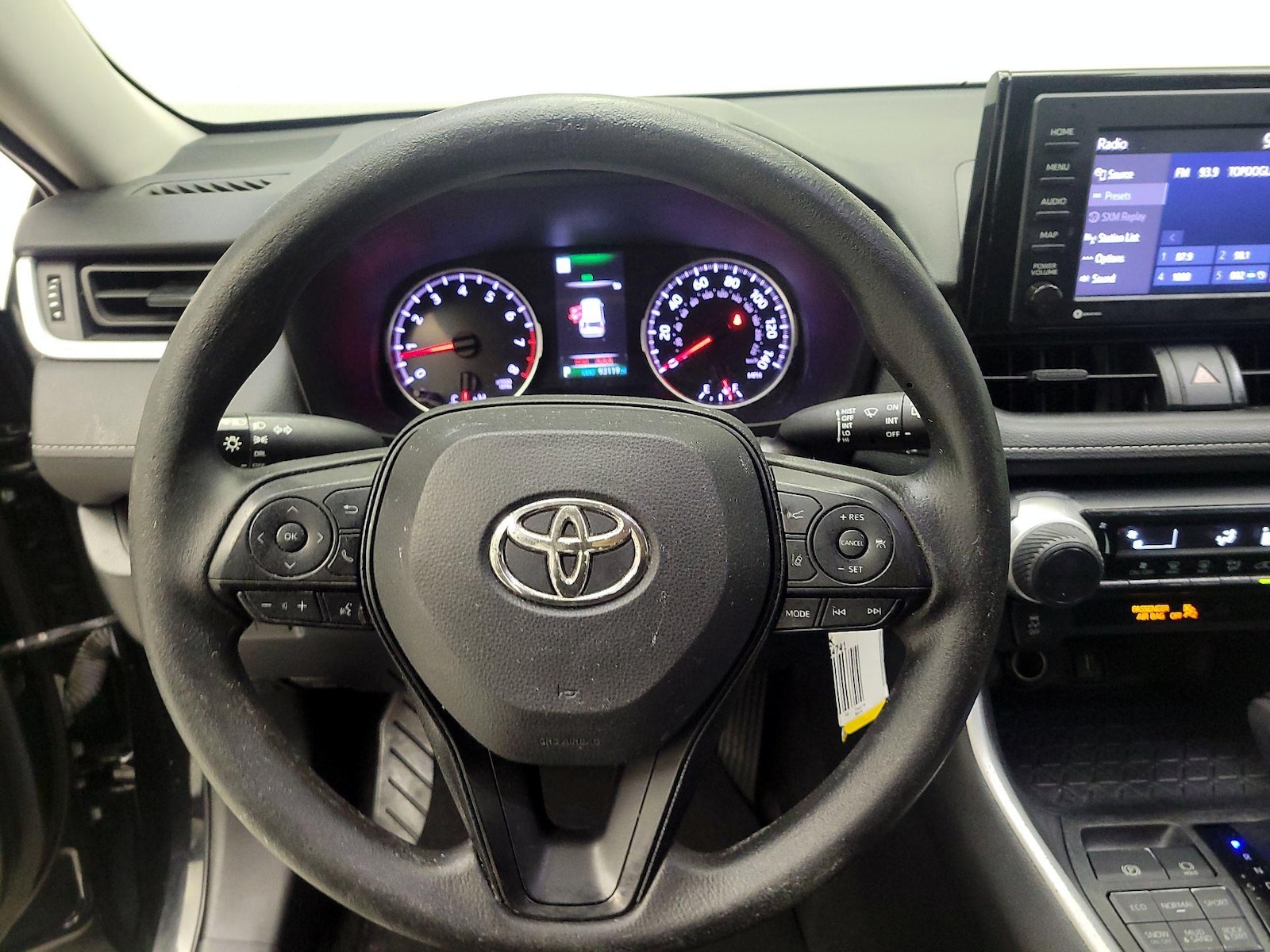 2022 Toyota RAV4 LE - Photo 11