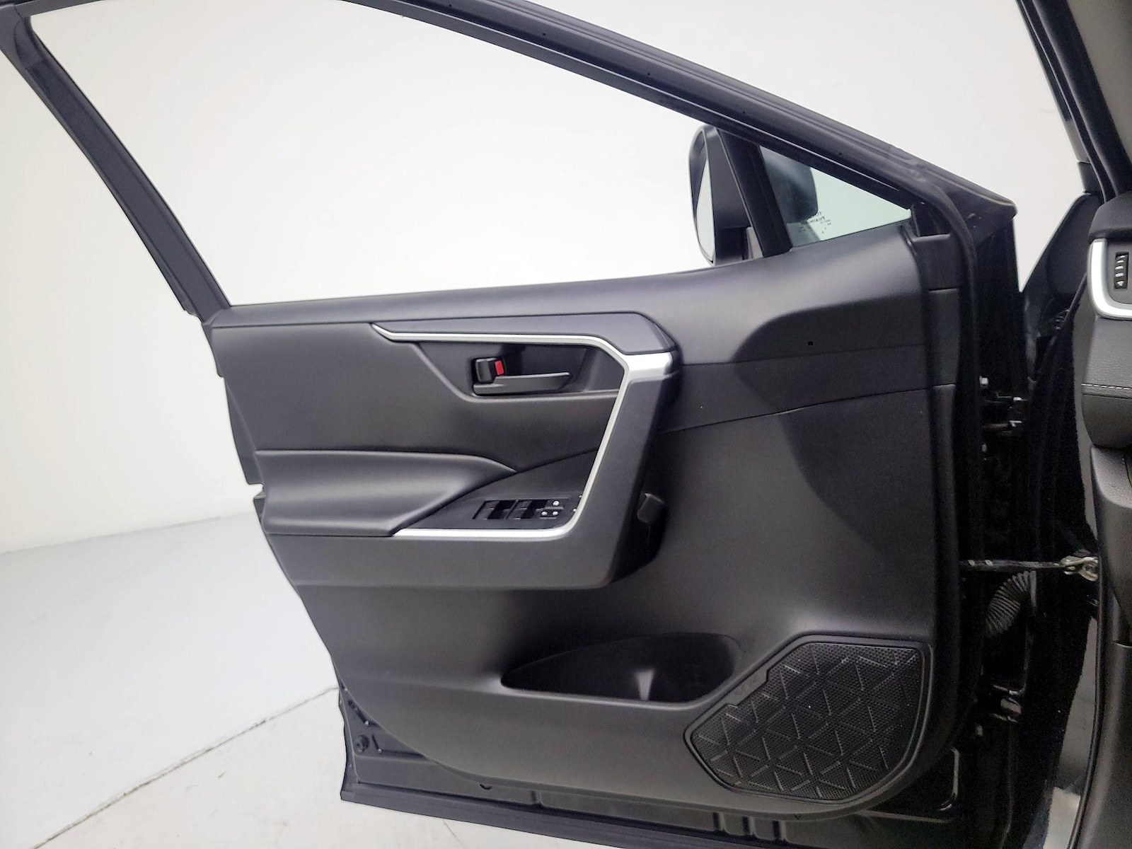 2022 Toyota RAV4 LE - Photo 13