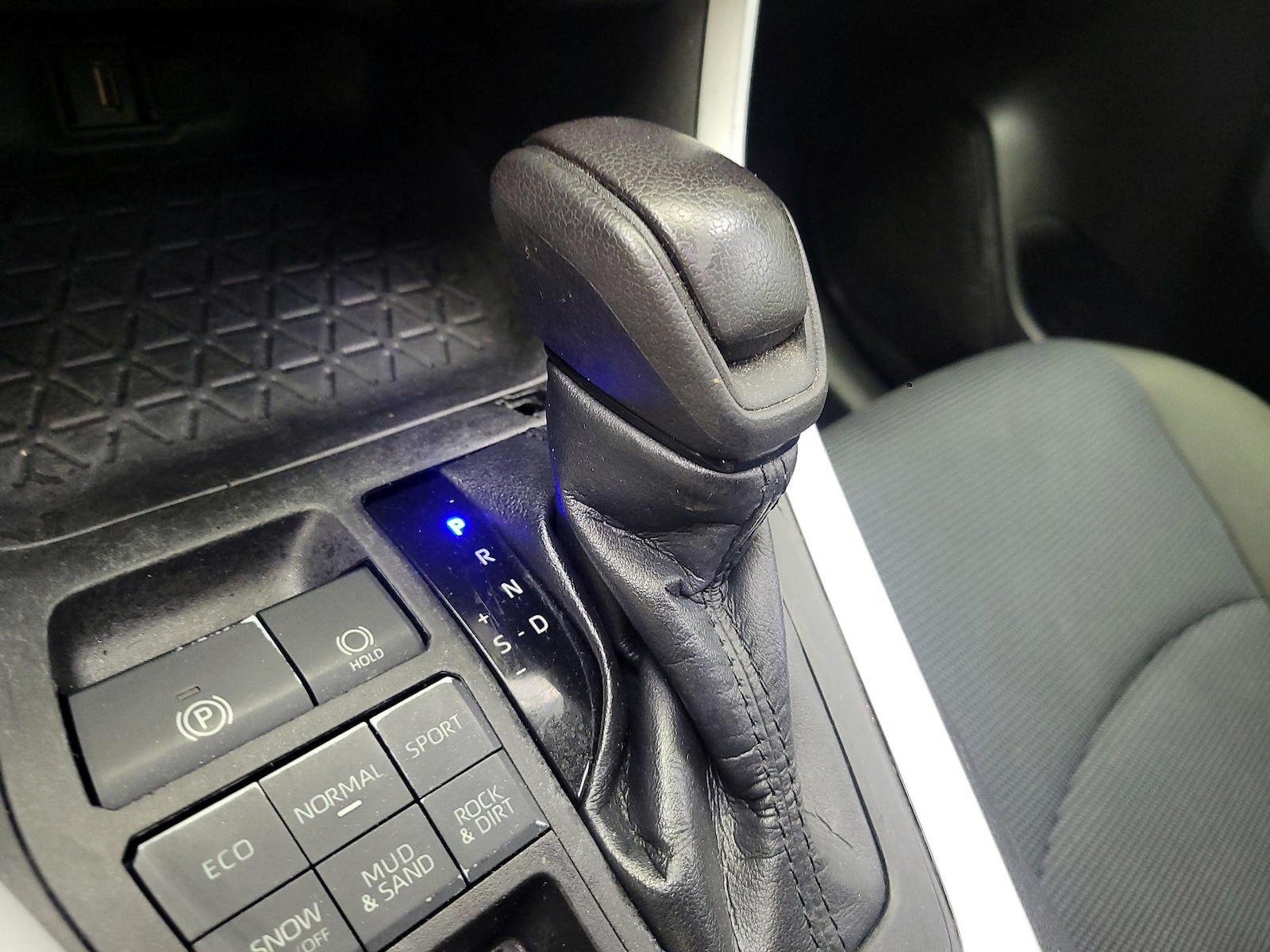 2022 Toyota RAV4 LE - Photo 18