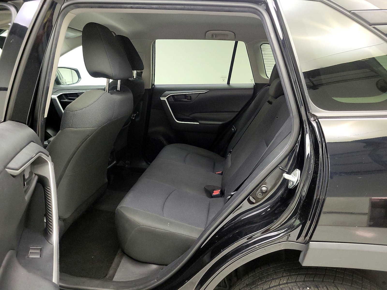 2022 Toyota RAV4 LE - Photo 20