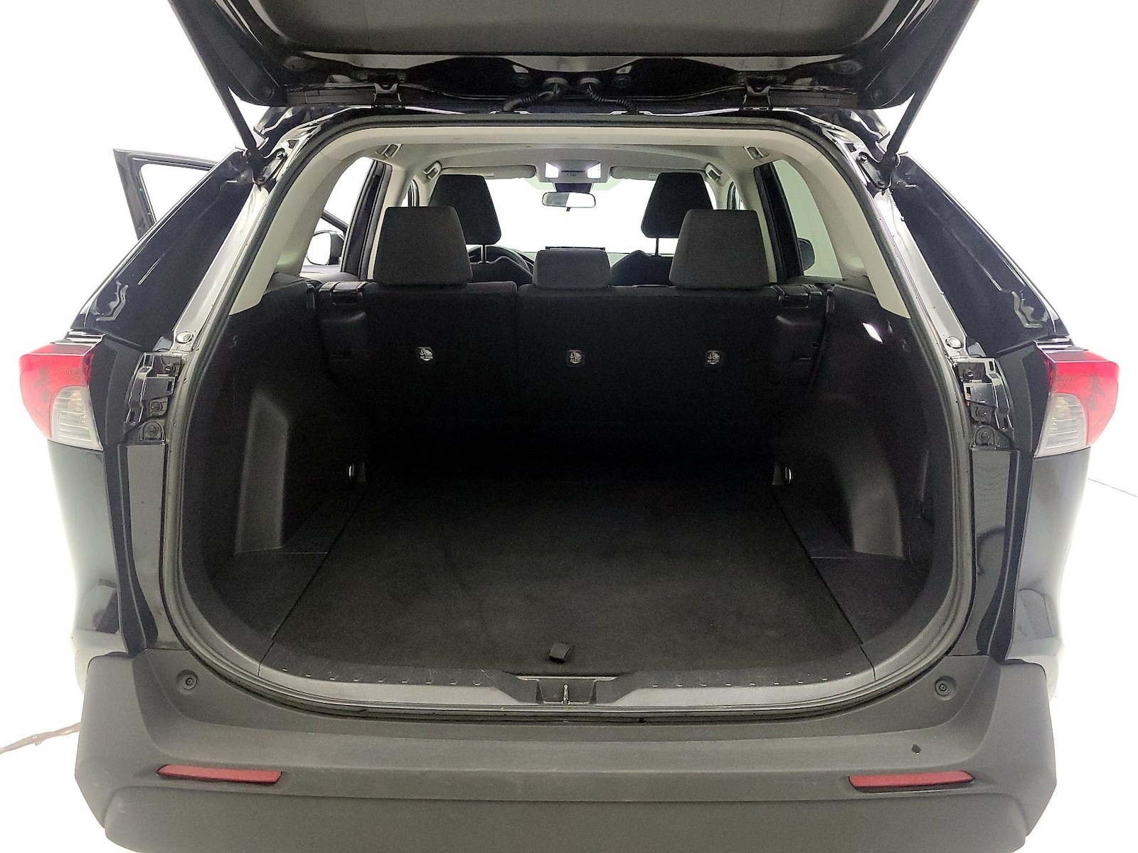 2022 Toyota RAV4 LE - Photo 21