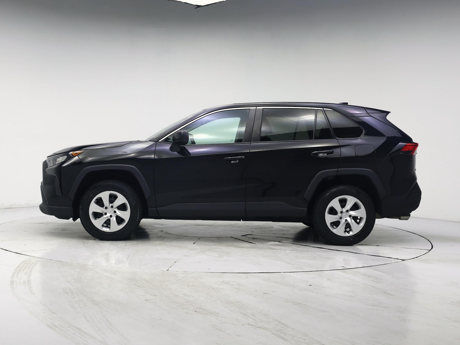 2022 Toyota RAV4 LE - Photo 4