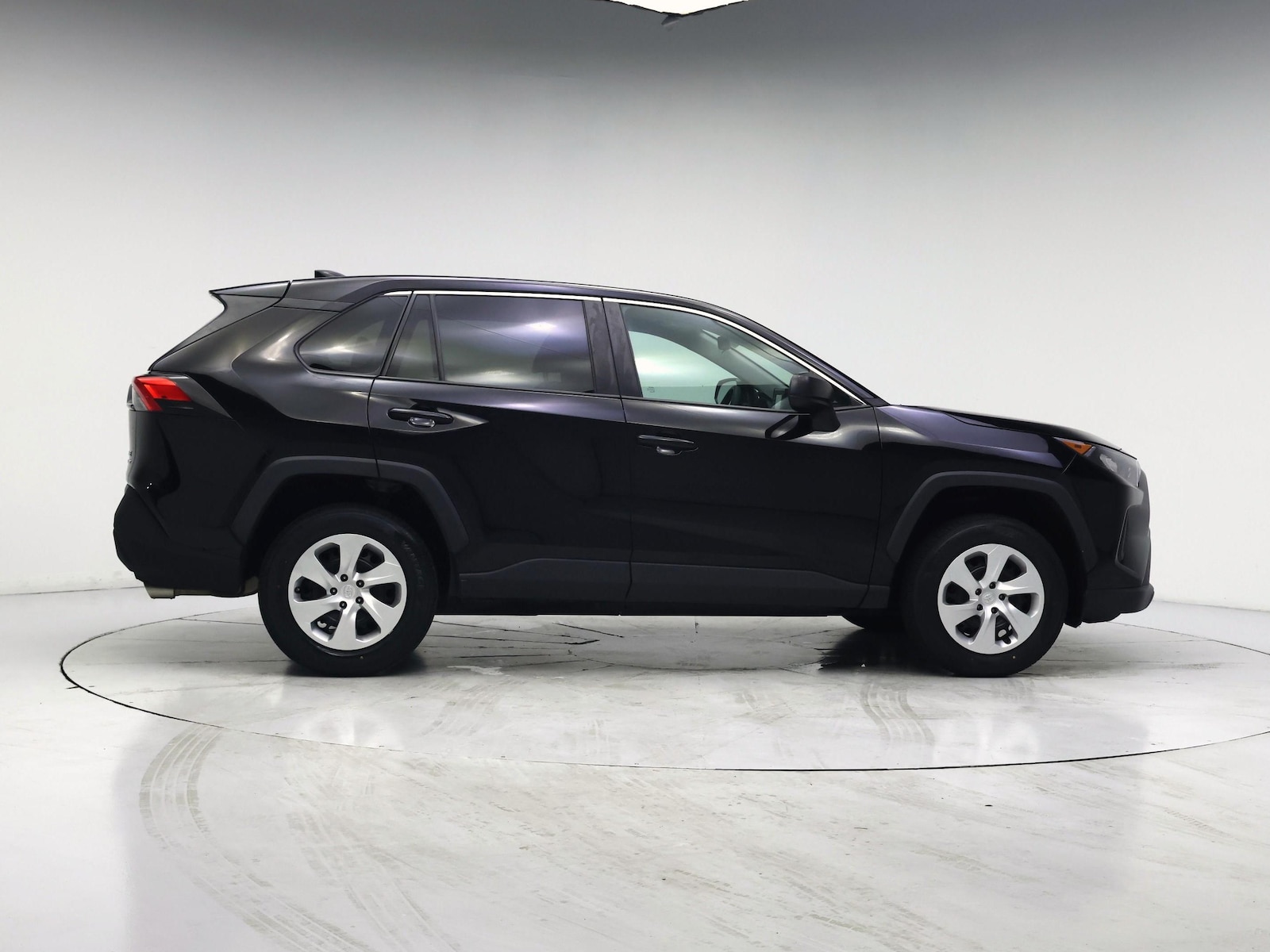 2022 Toyota RAV4 LE - Photo 8