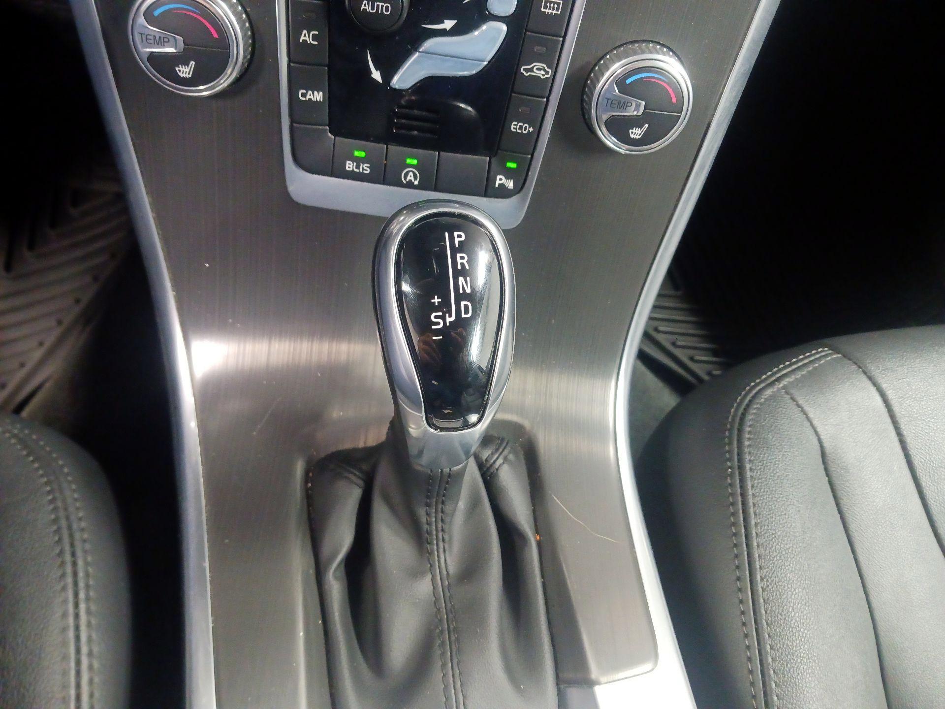 Thumbnail: 2015 Volvo XC60 - 16