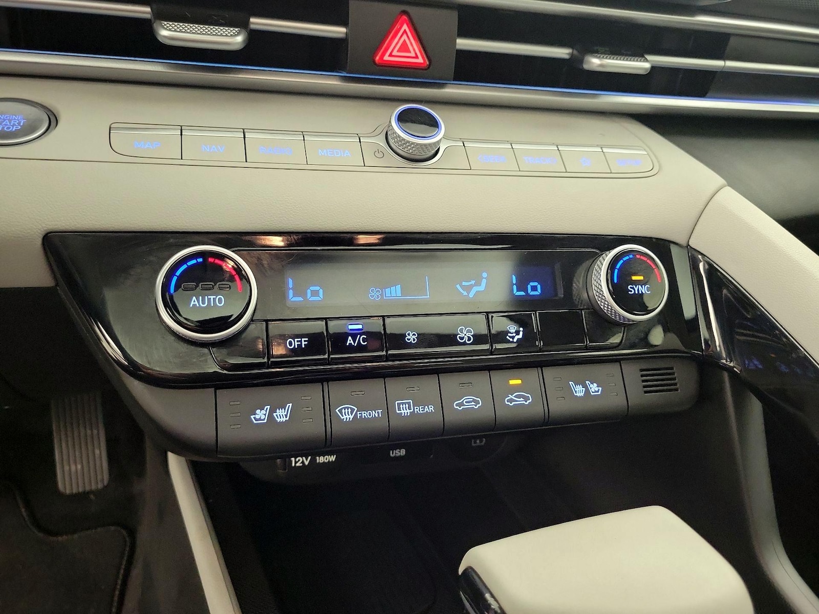 2024 Hyundai Elantra Limited - Photo 18