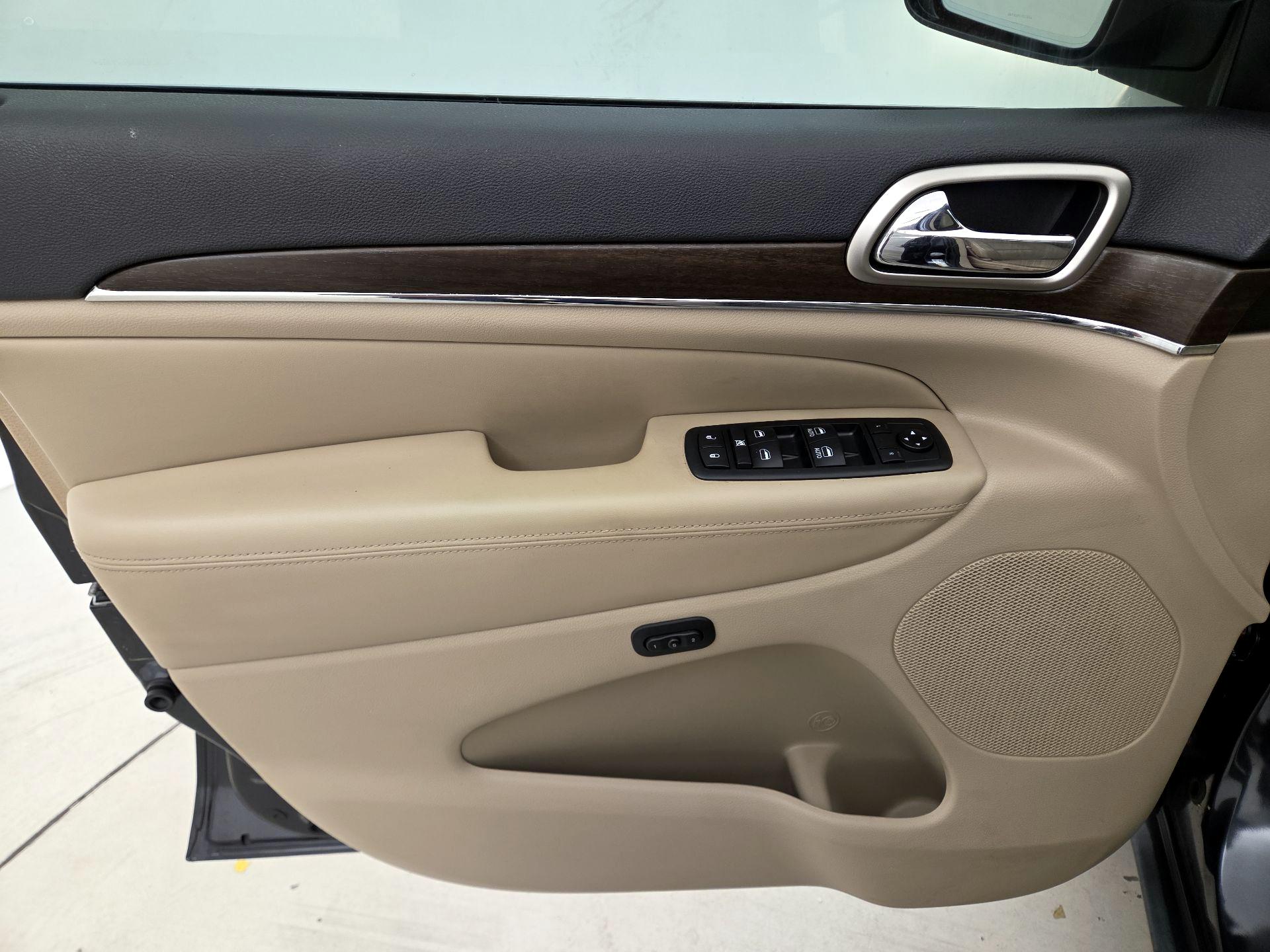 Thumbnail: 2015 Jeep Grand Cherokee - 12