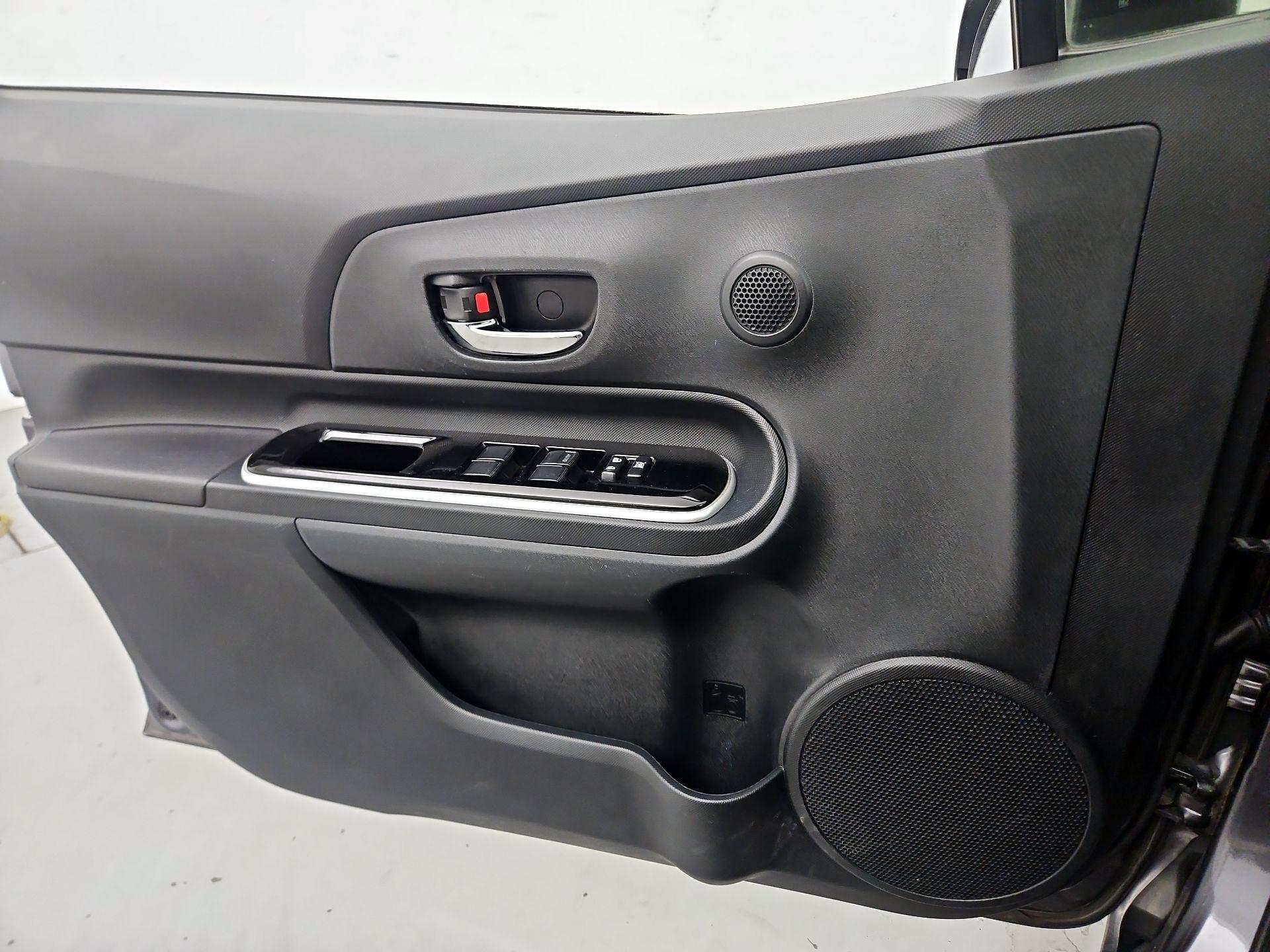 Thumbnail: 2015 Toyota Prius c - 12