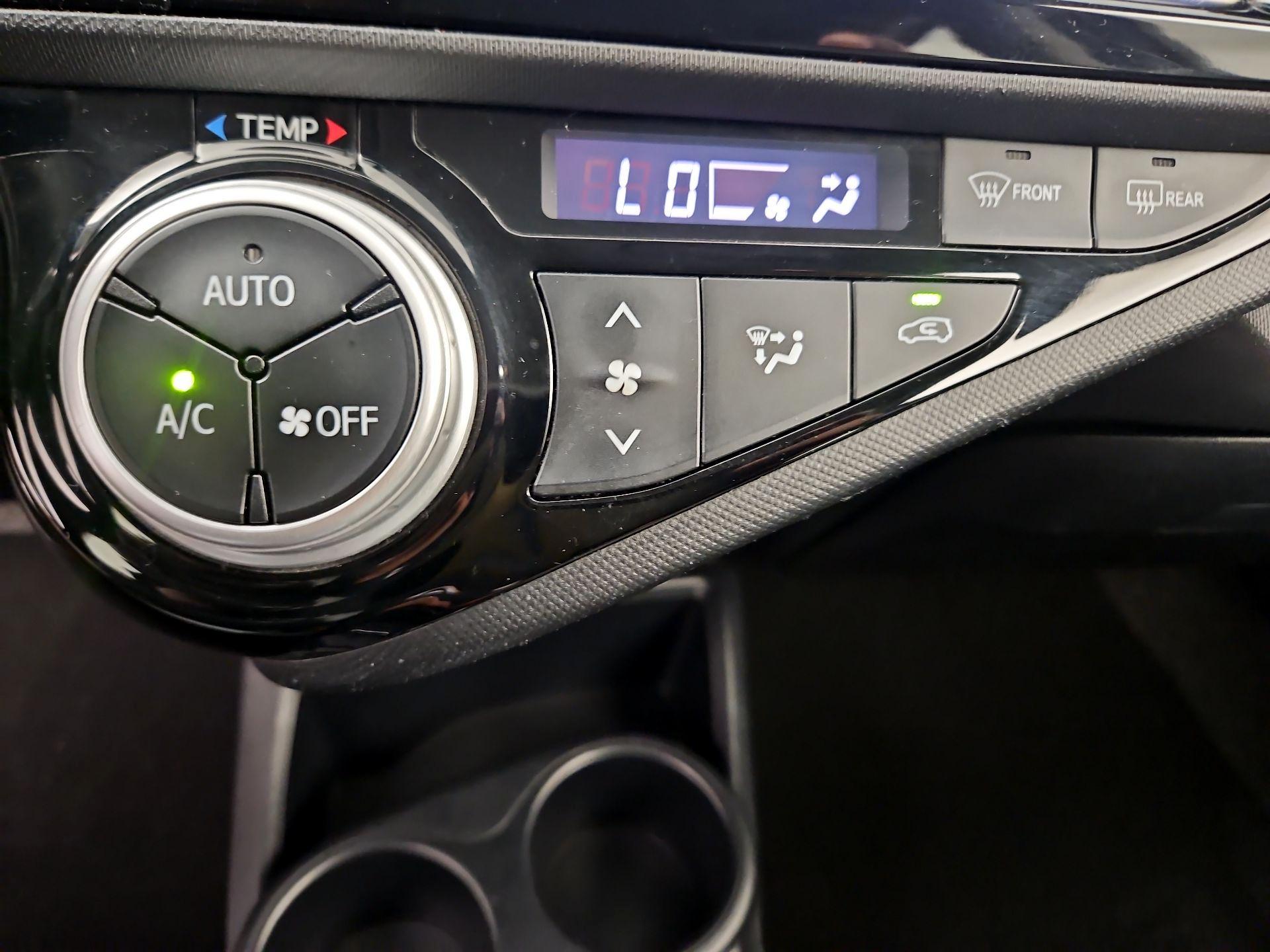 Thumbnail: 2015 Toyota Prius c - 15