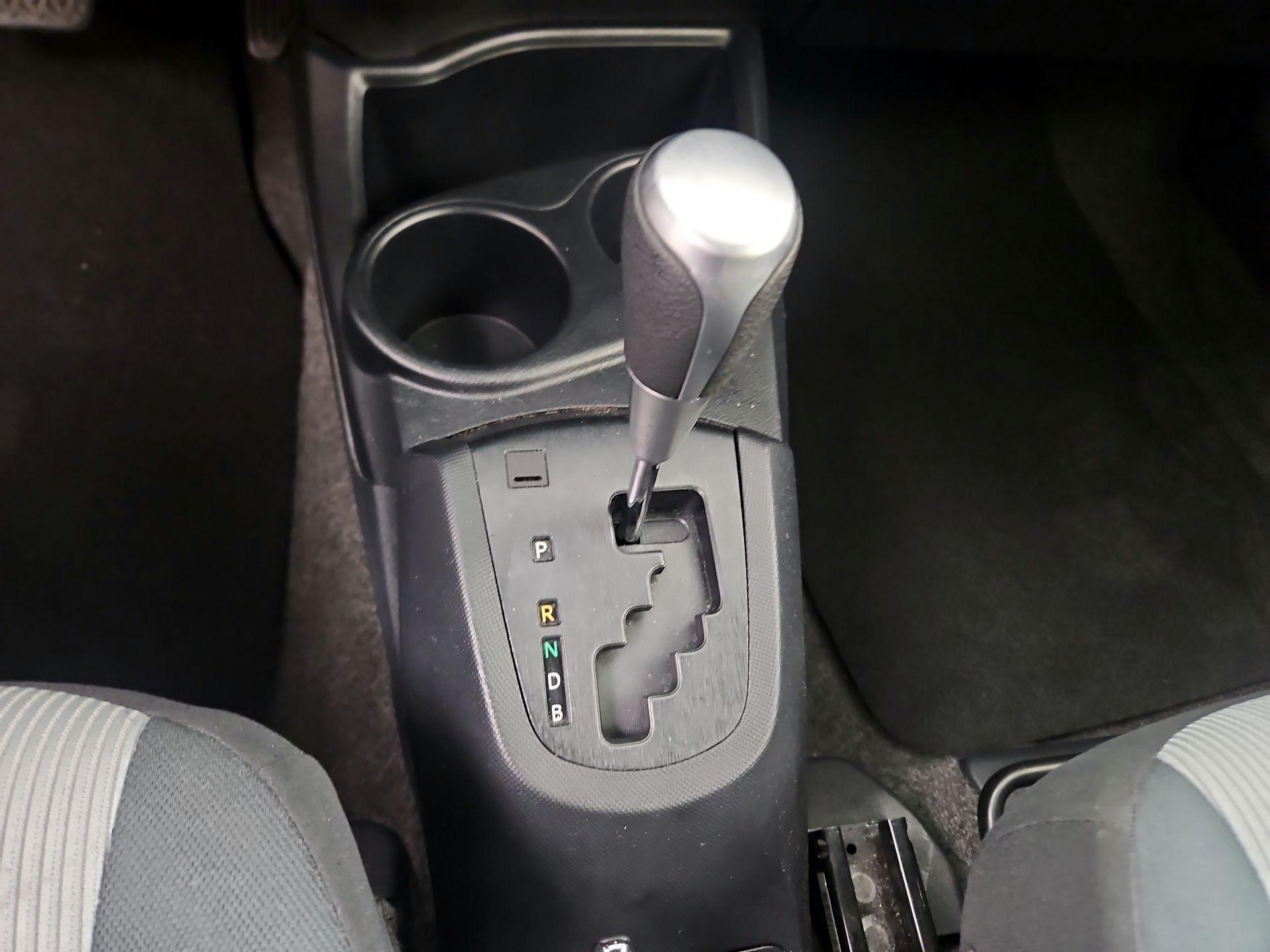 Thumbnail: 2015 Toyota Prius c - 16