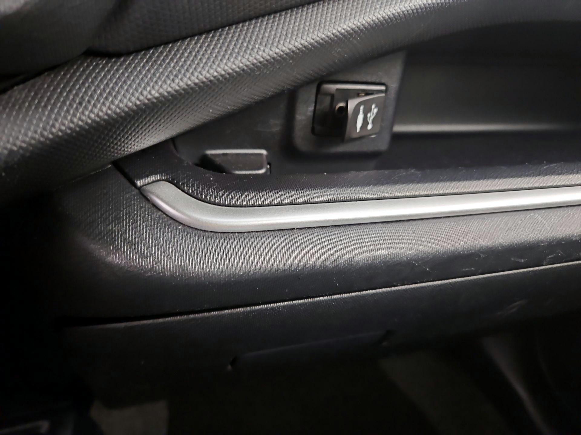 Thumbnail: 2015 Toyota Prius c - 17