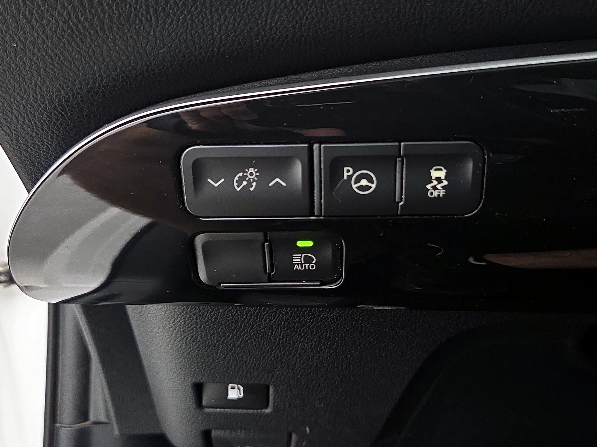 Thumbnail: 2019 Toyota Prius - 13