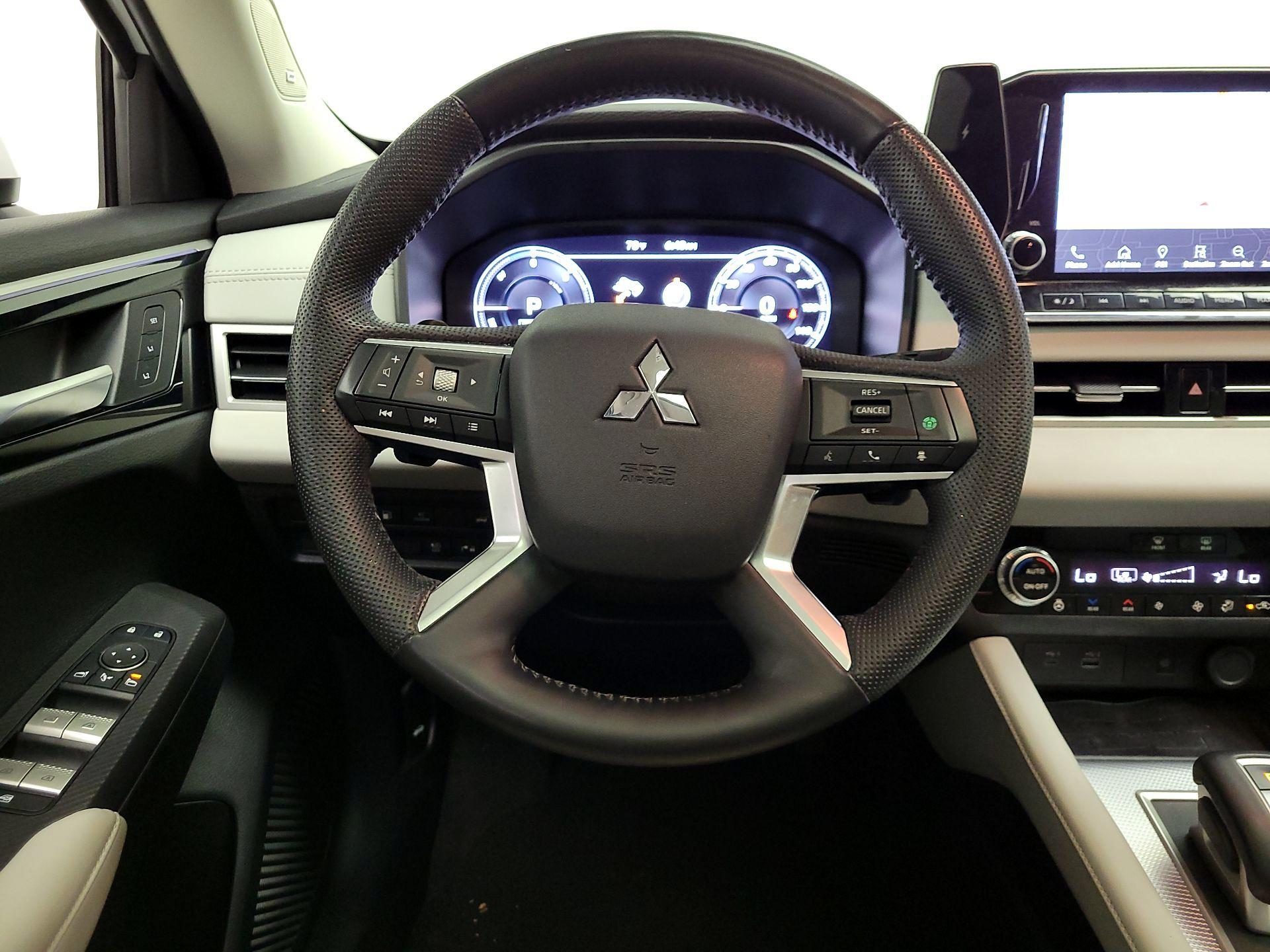 Thumbnail: 2023 Mitsubishi Outlander - 10