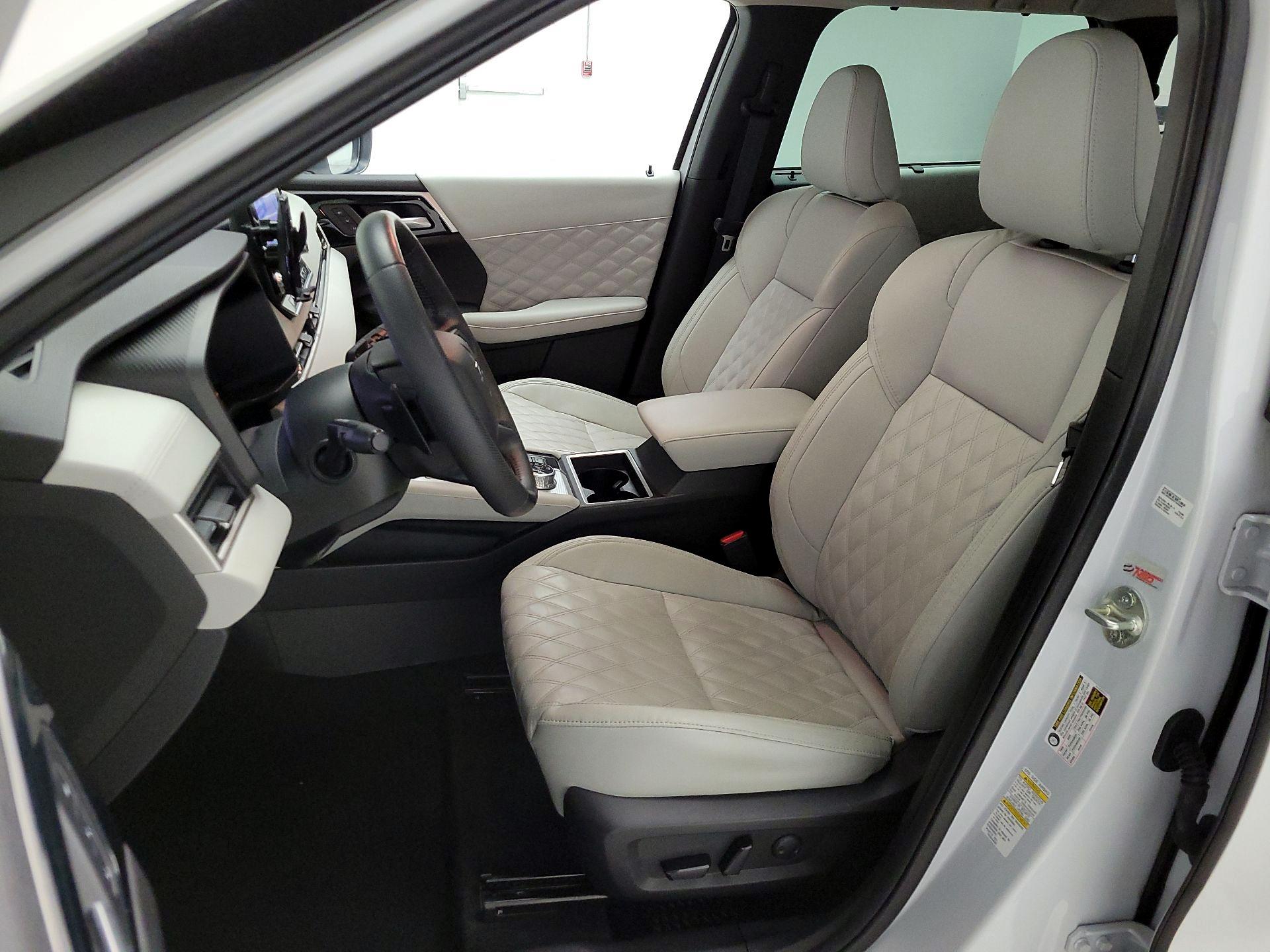 Thumbnail: 2023 Mitsubishi Outlander - 11