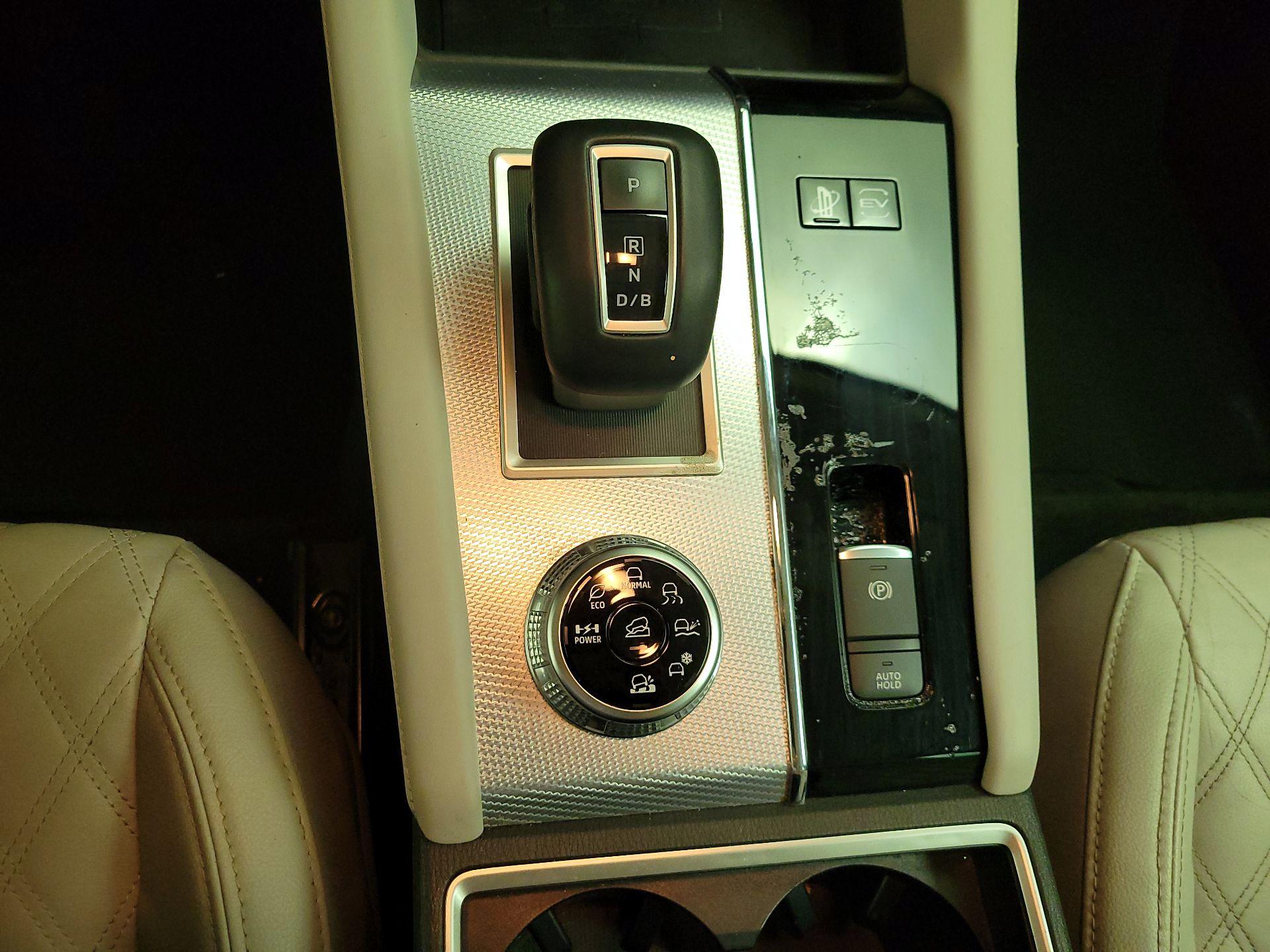 Thumbnail: 2023 Mitsubishi Outlander - 18